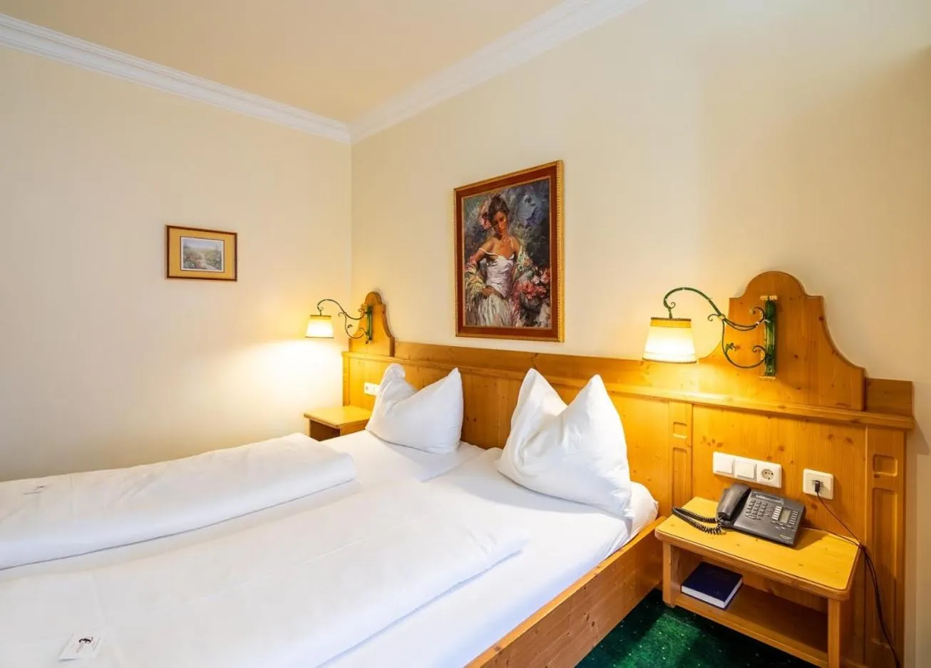 Bedroom, Bed in Hotel Zum Schwarzen Bären