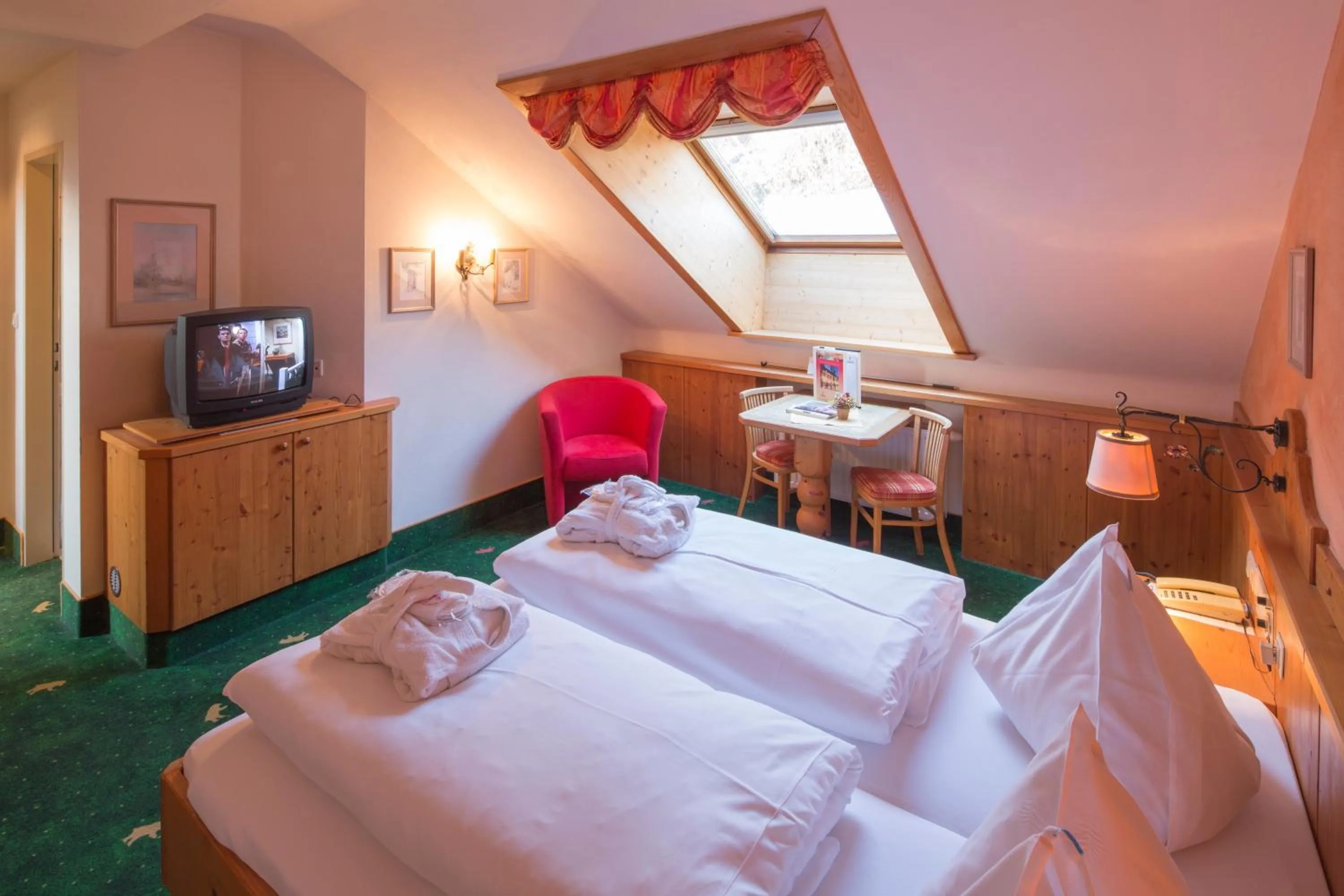 Photo of the whole room, Bed in Hotel Zum Schwarzen Bären