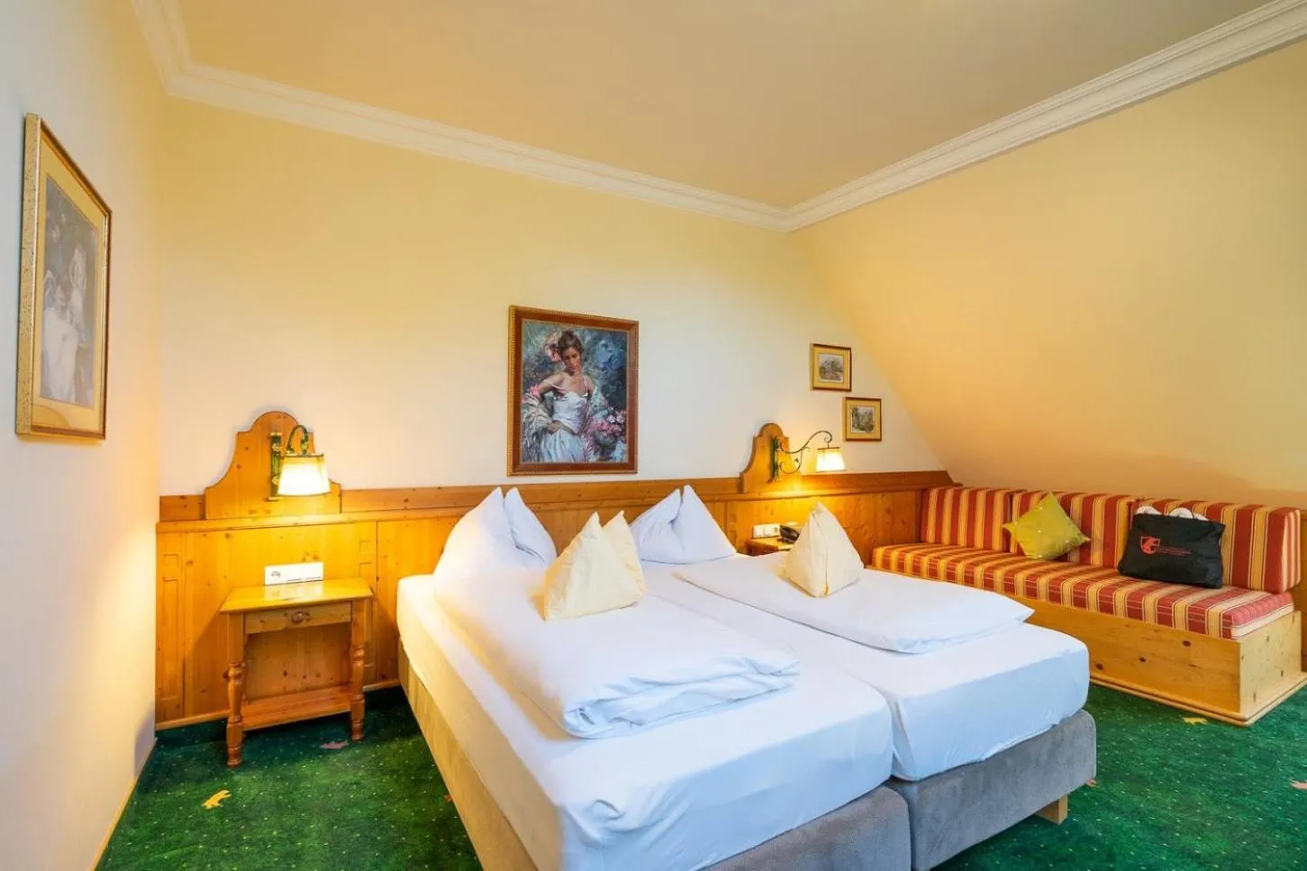 Bedroom, Bed in Hotel Zum Schwarzen Bären