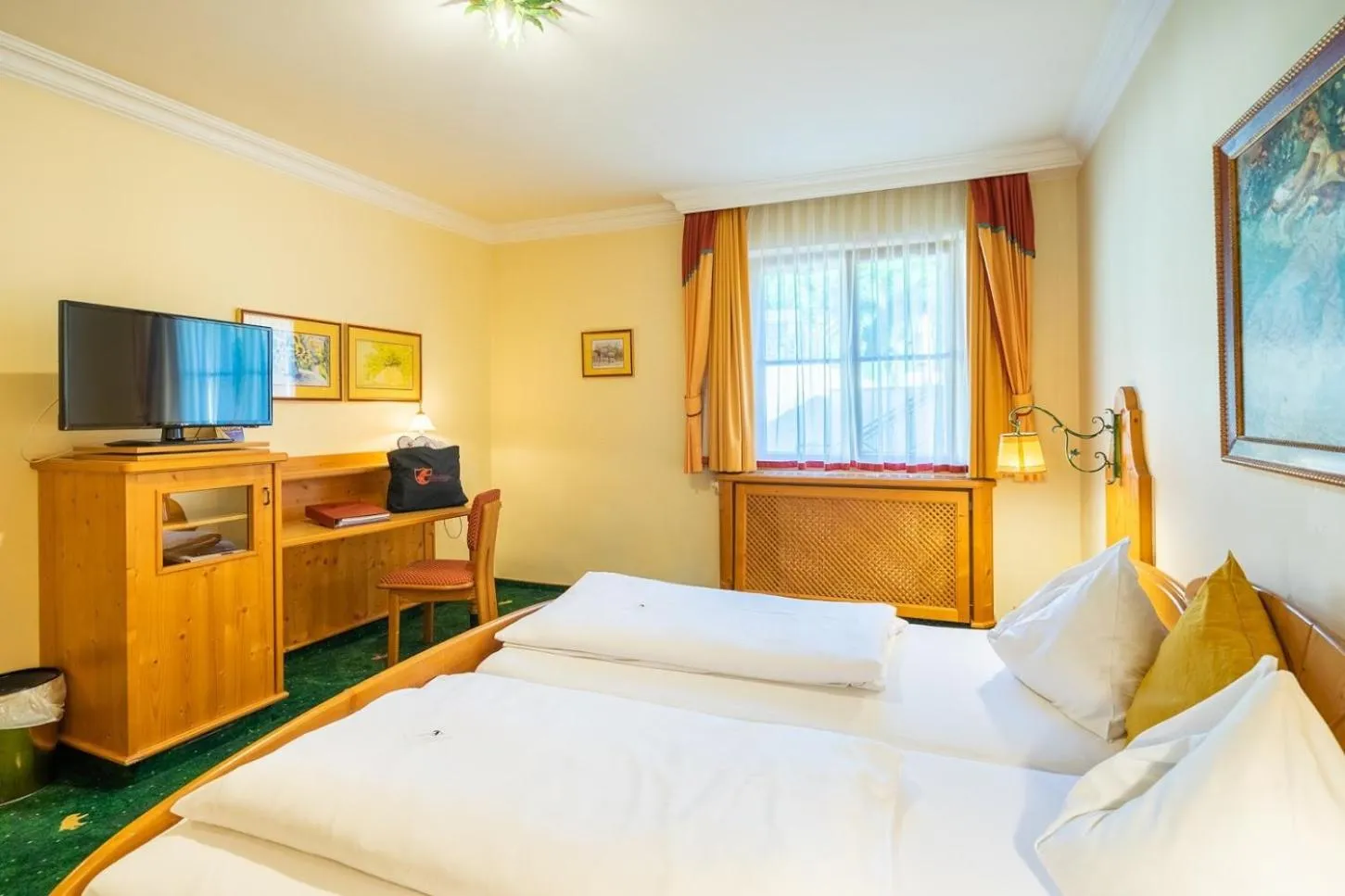 Bedroom, Bed in Hotel Zum Schwarzen Bären