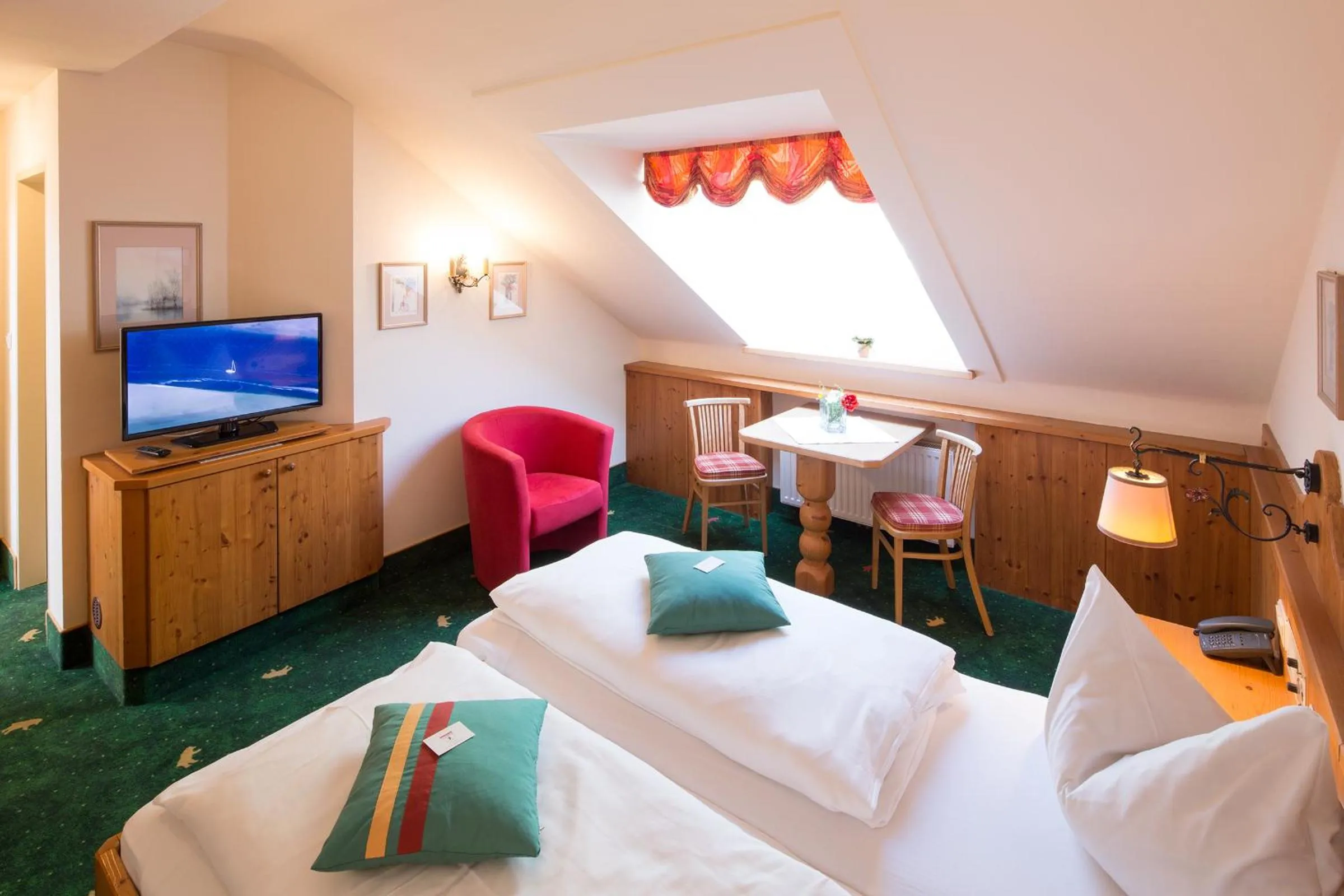 Photo of the whole room, Bed in Hotel Zum Schwarzen Bären