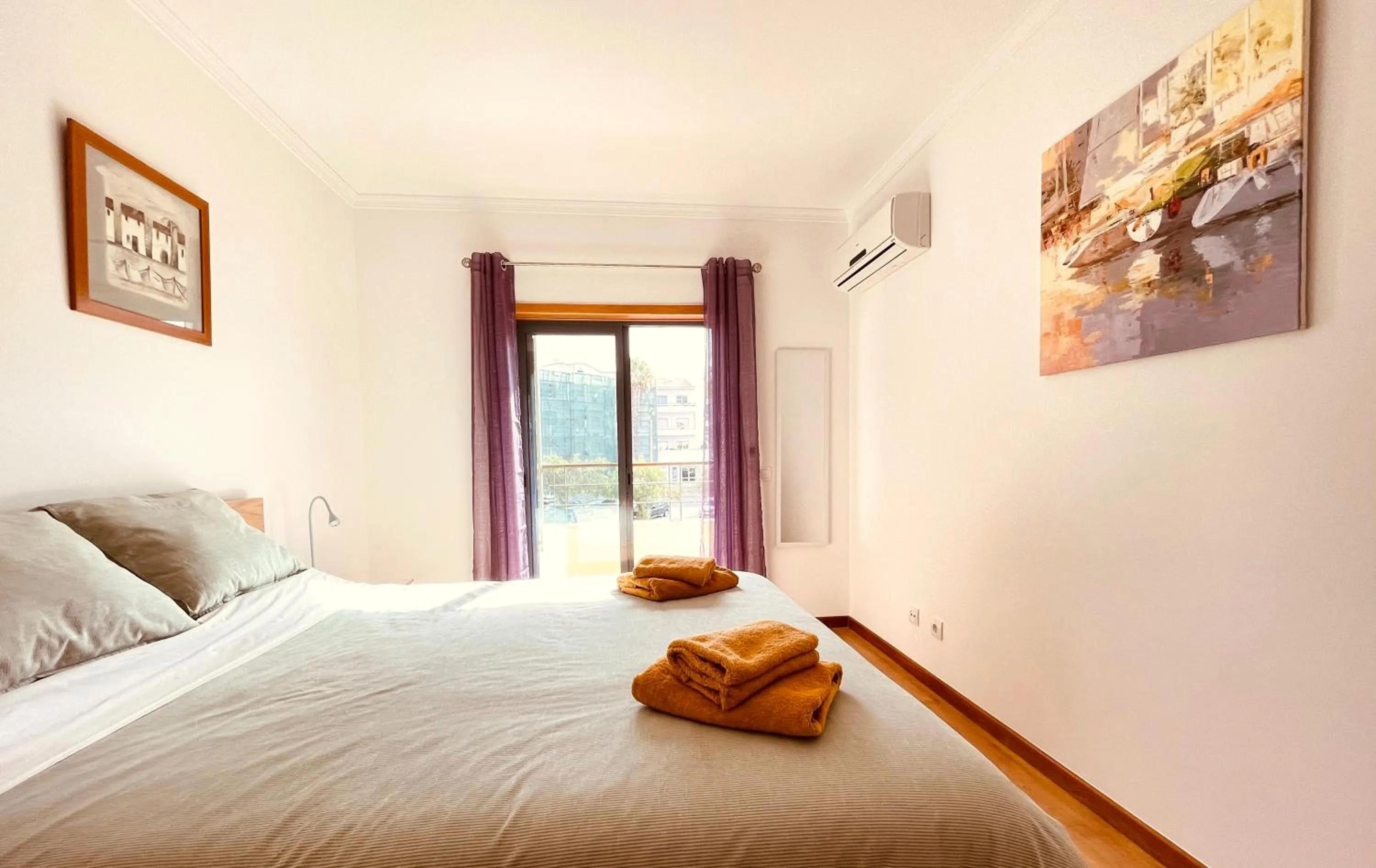 Bathroom, Bed in Muralha Residence