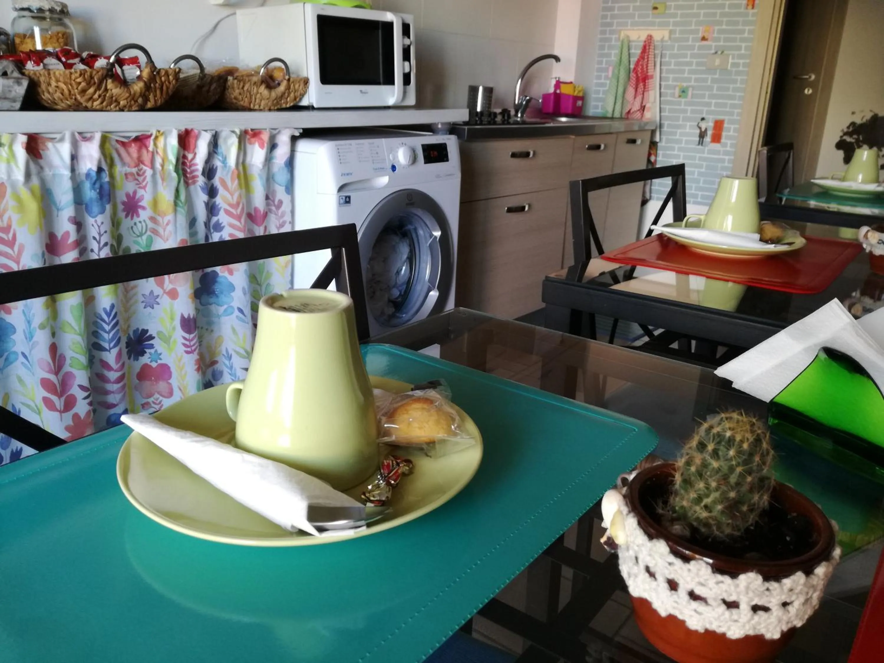 Communal kitchen in B&B Mare di Augusta La Finestra sul Porto