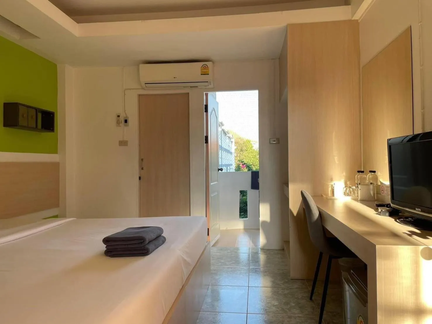 Photo of the whole room, Bed in Sleep CNX