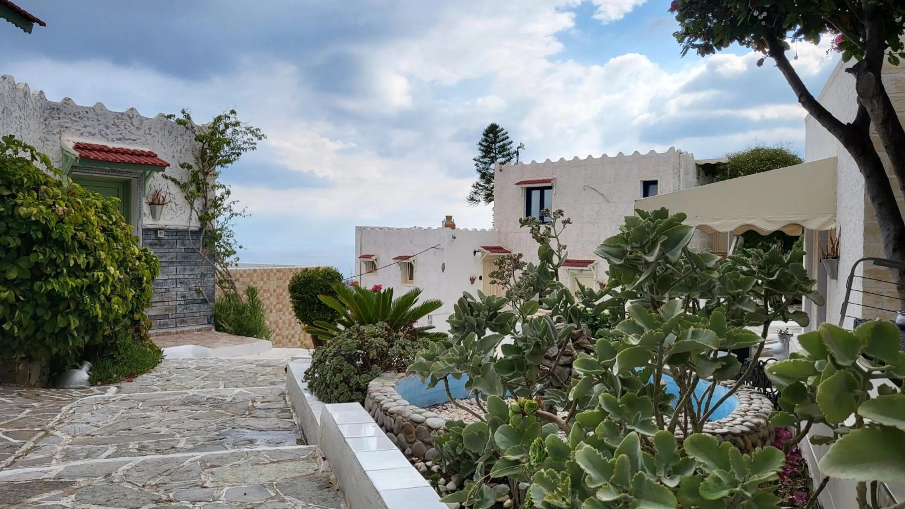 Spacious Room in Creta for 3 people, with Ac, Swimming Pool and Nature