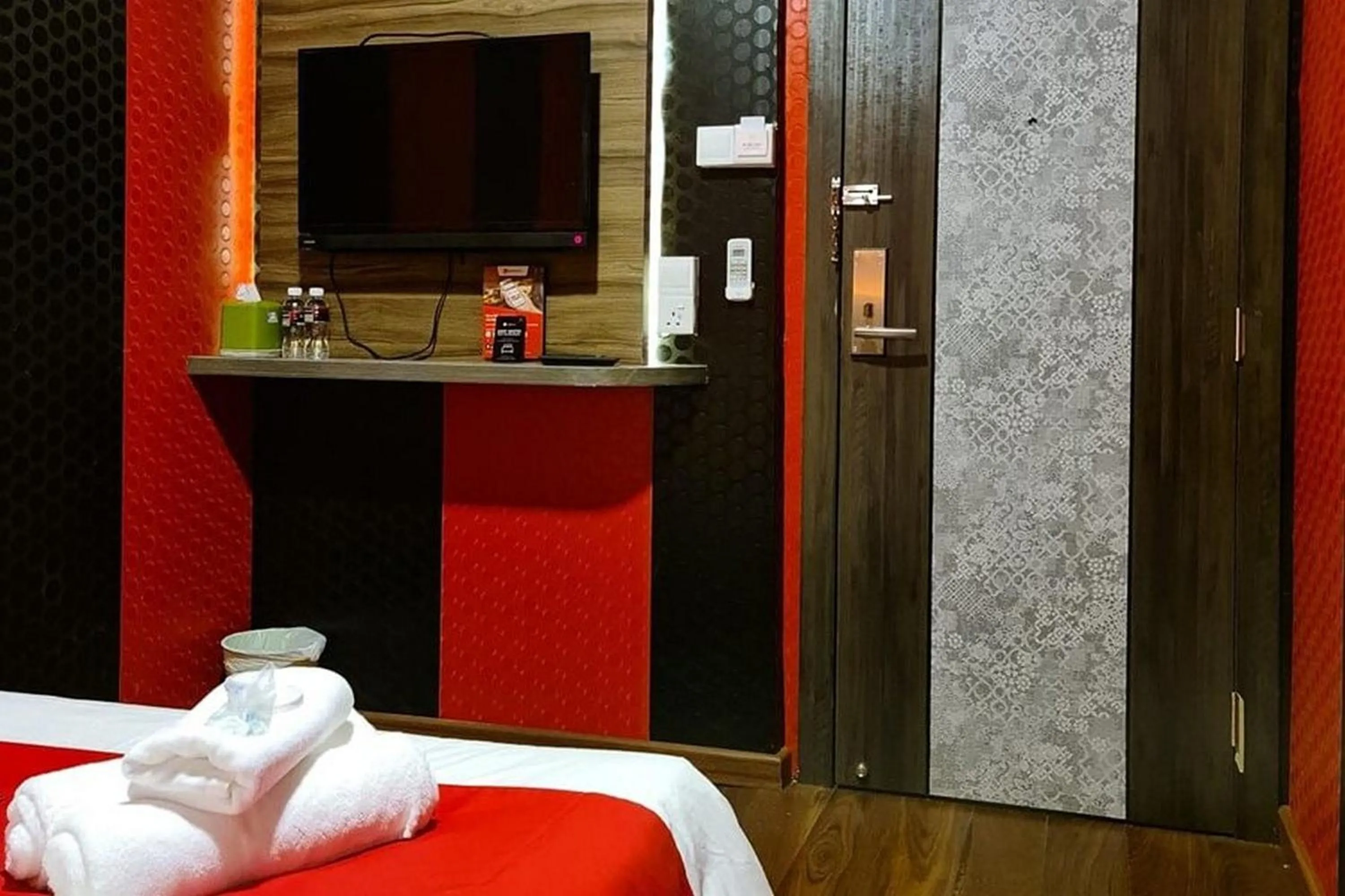 Bedroom, Bed in RedDoorz Plus near Nagoya Hill Batam 6