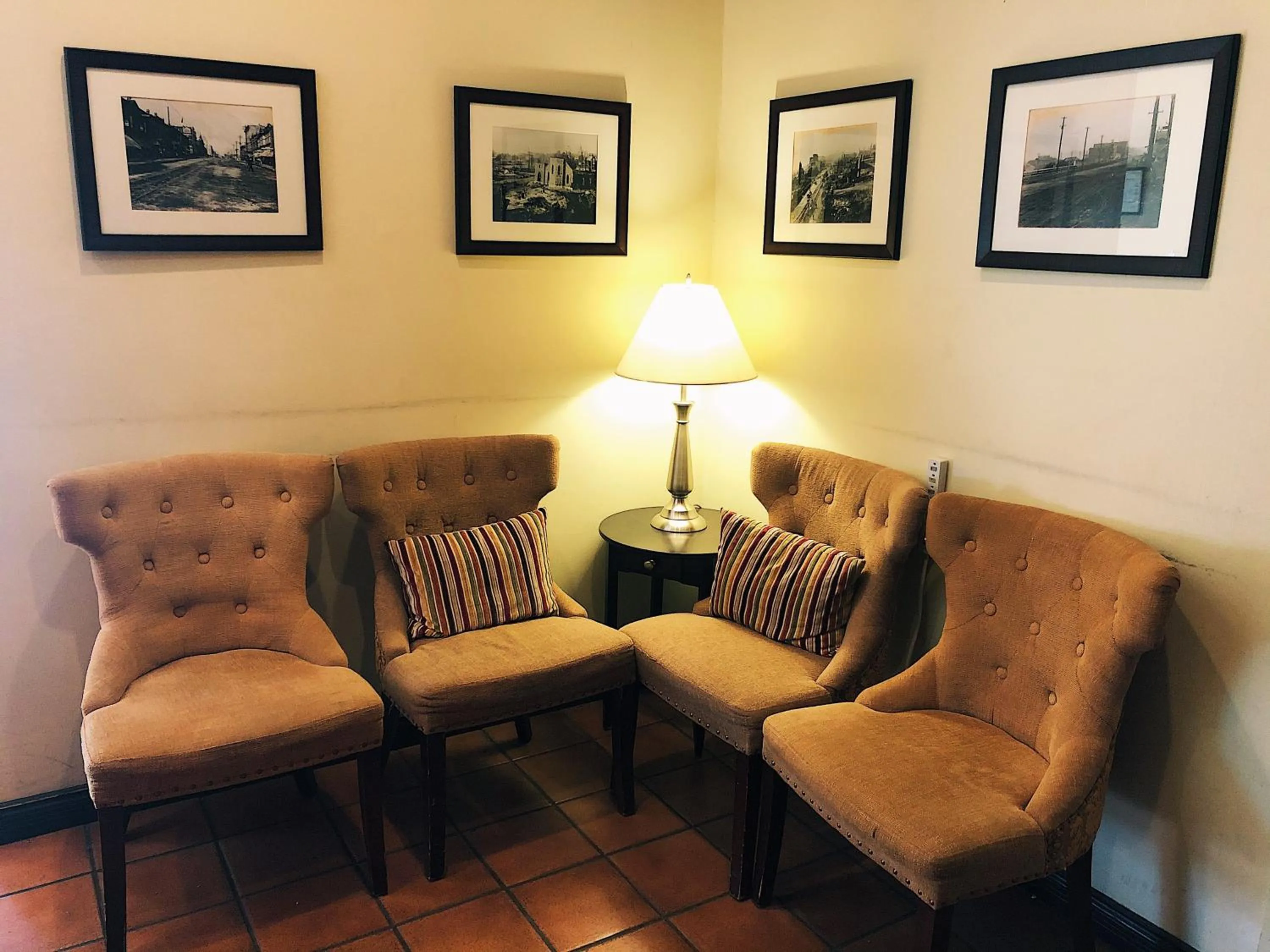 Seating area in The Met Hotel
