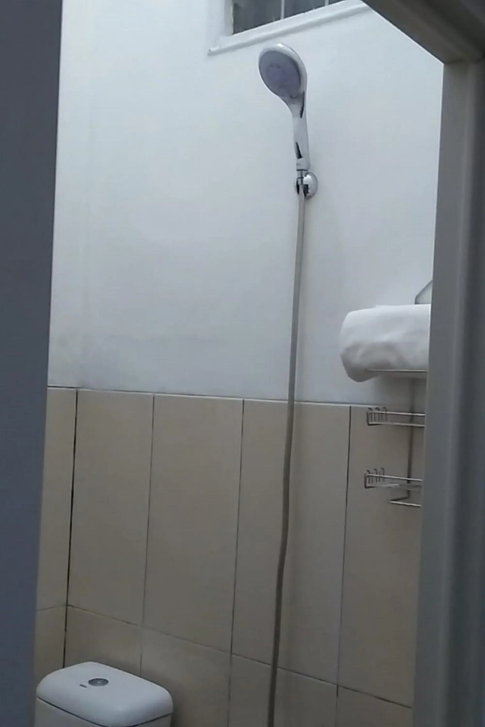 Shower in Guesthouse Berlian Batang Syariah near Kampung Kalisalak Park Shower in Guesthouse Berlian Batang Syariah near Kampung Kalisalak Park