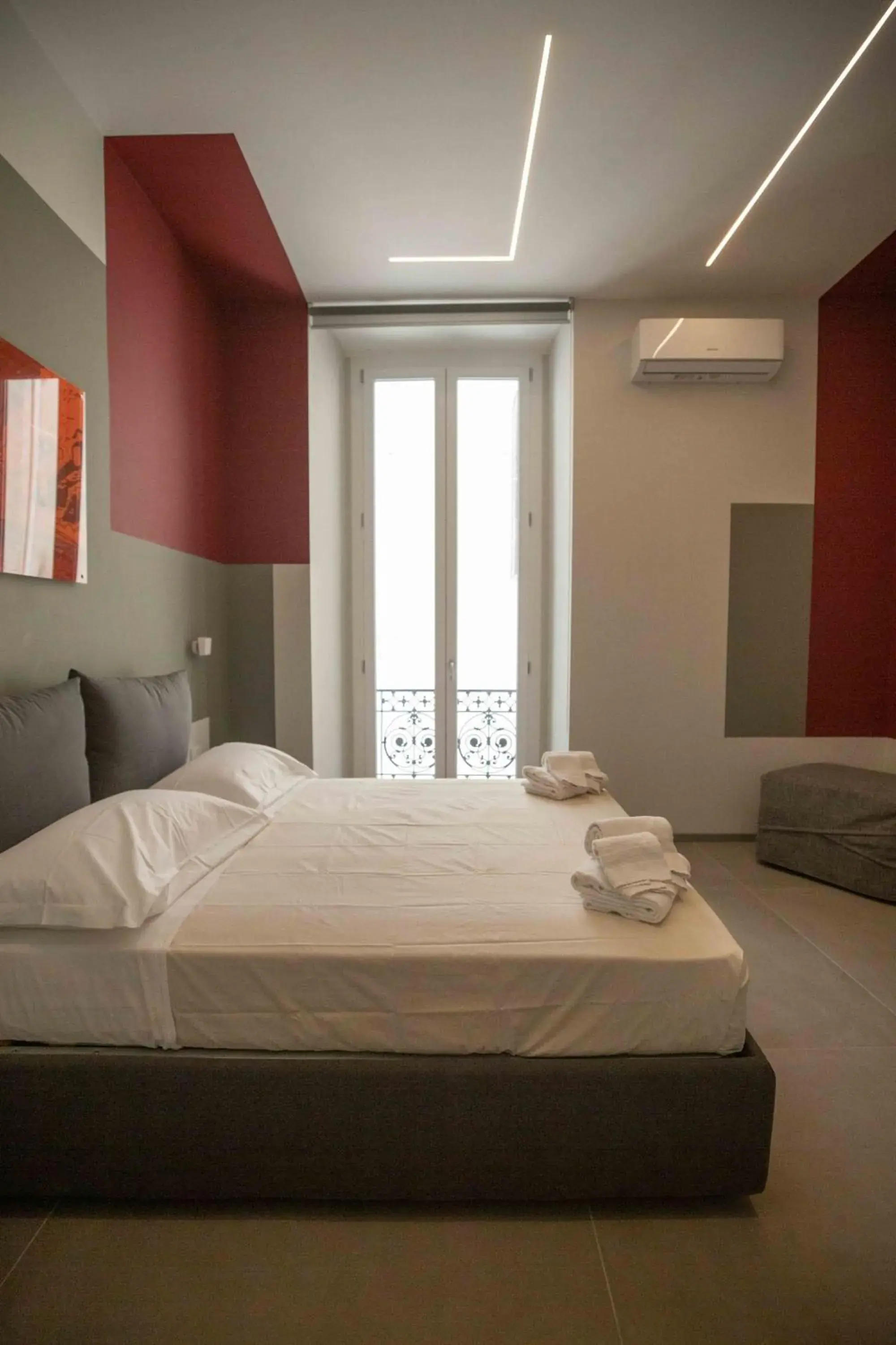 Triple Room with Shower in Napoli è....... By Dimorra Triple Room with Shower in Napoli è....... By Dimorra