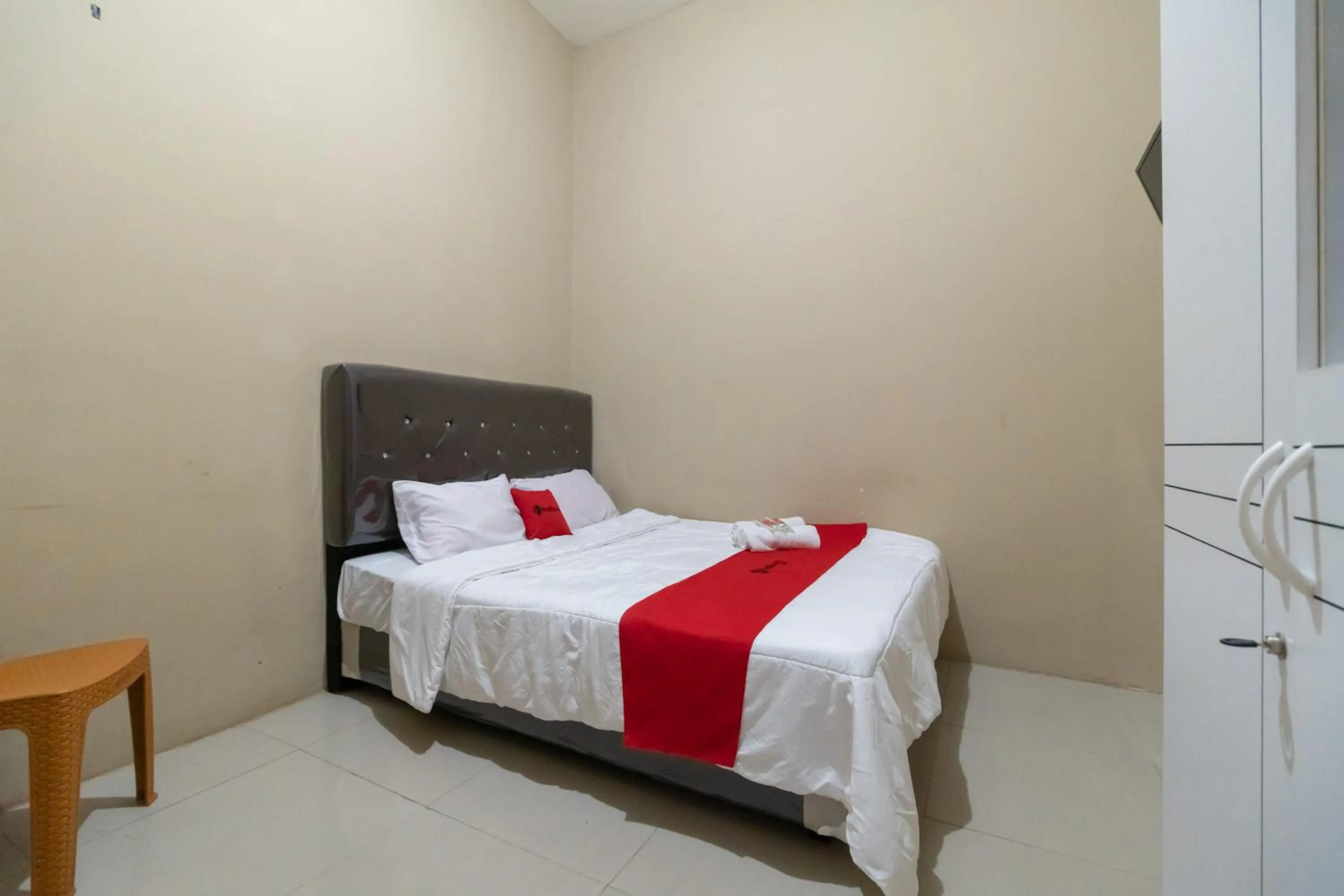 Bedroom in RedDoorz near Palembang Trade Center 4