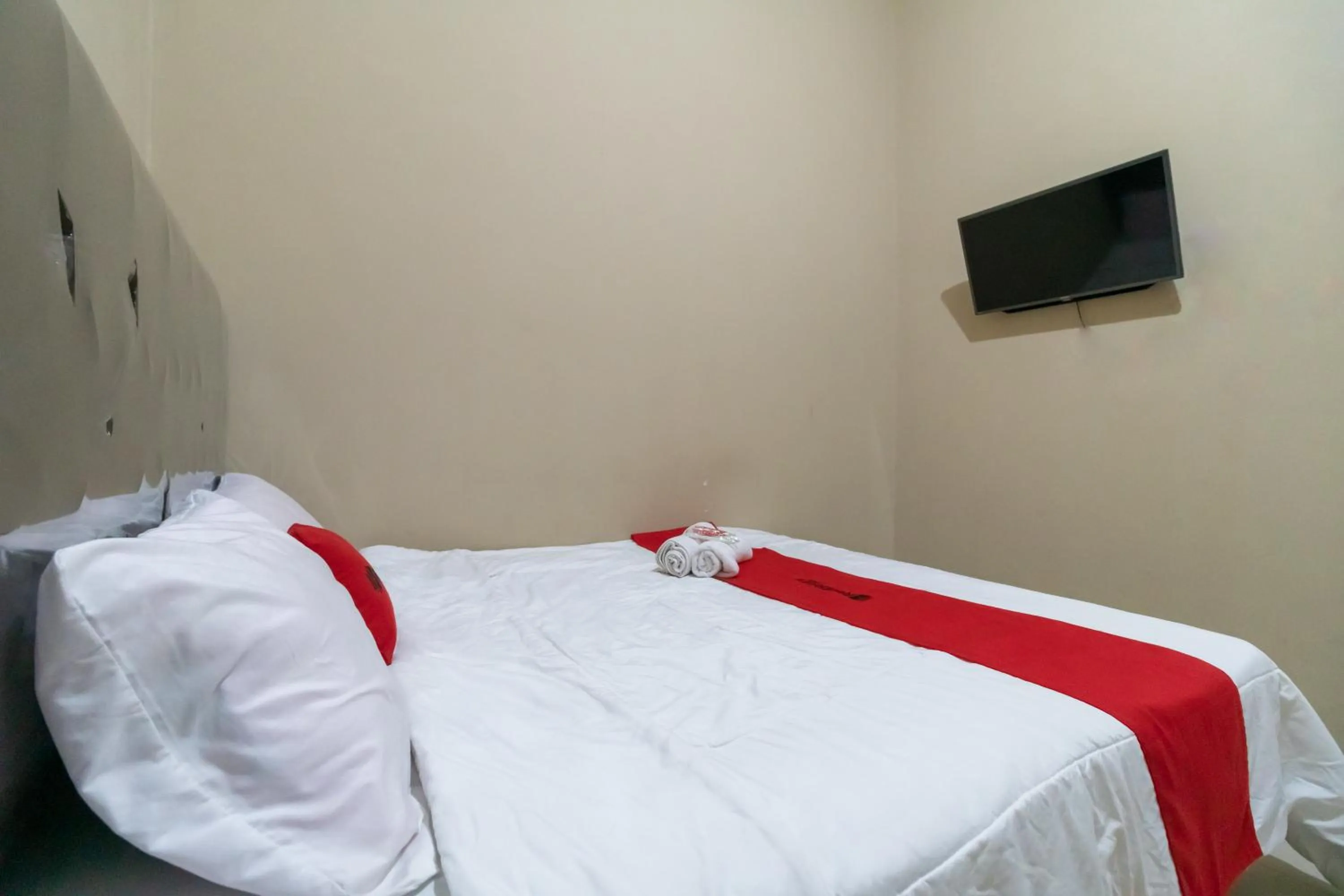 Bedroom in RedDoorz near Palembang Trade Center 4