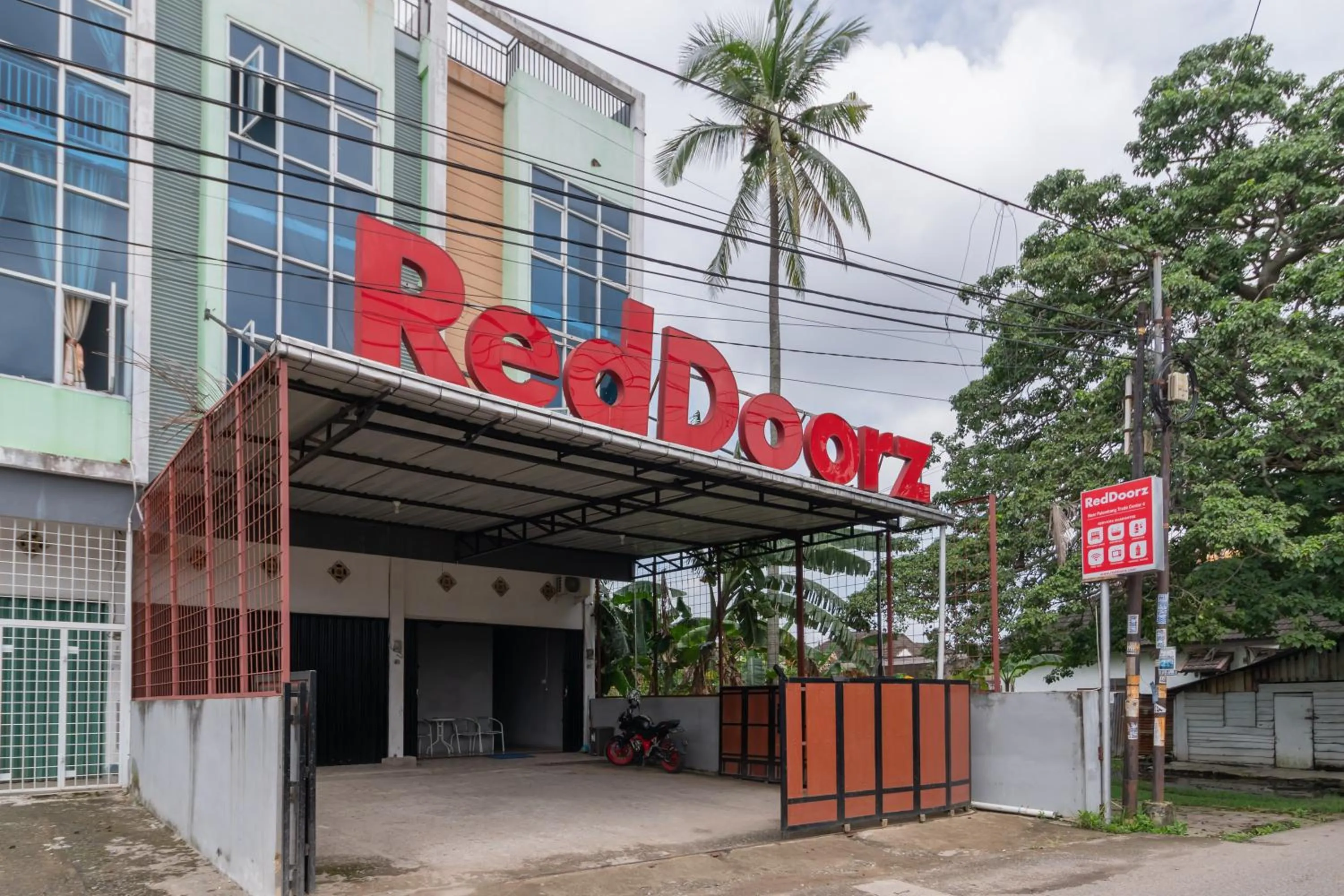 Property building in RedDoorz near Palembang Trade Center 4