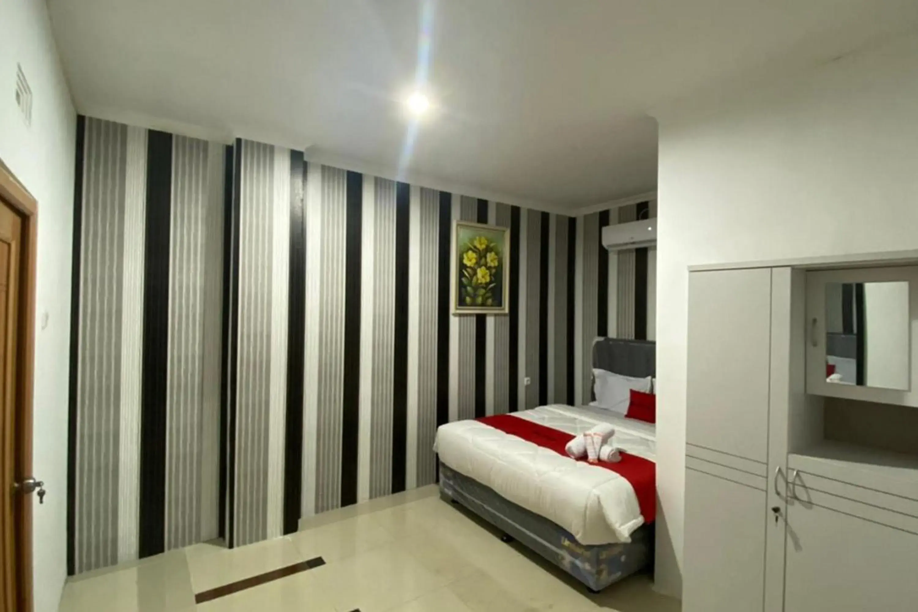 Bed in RedDoorz Plus @ Rawamangun Bed in RedDoorz Plus @ Rawamangun