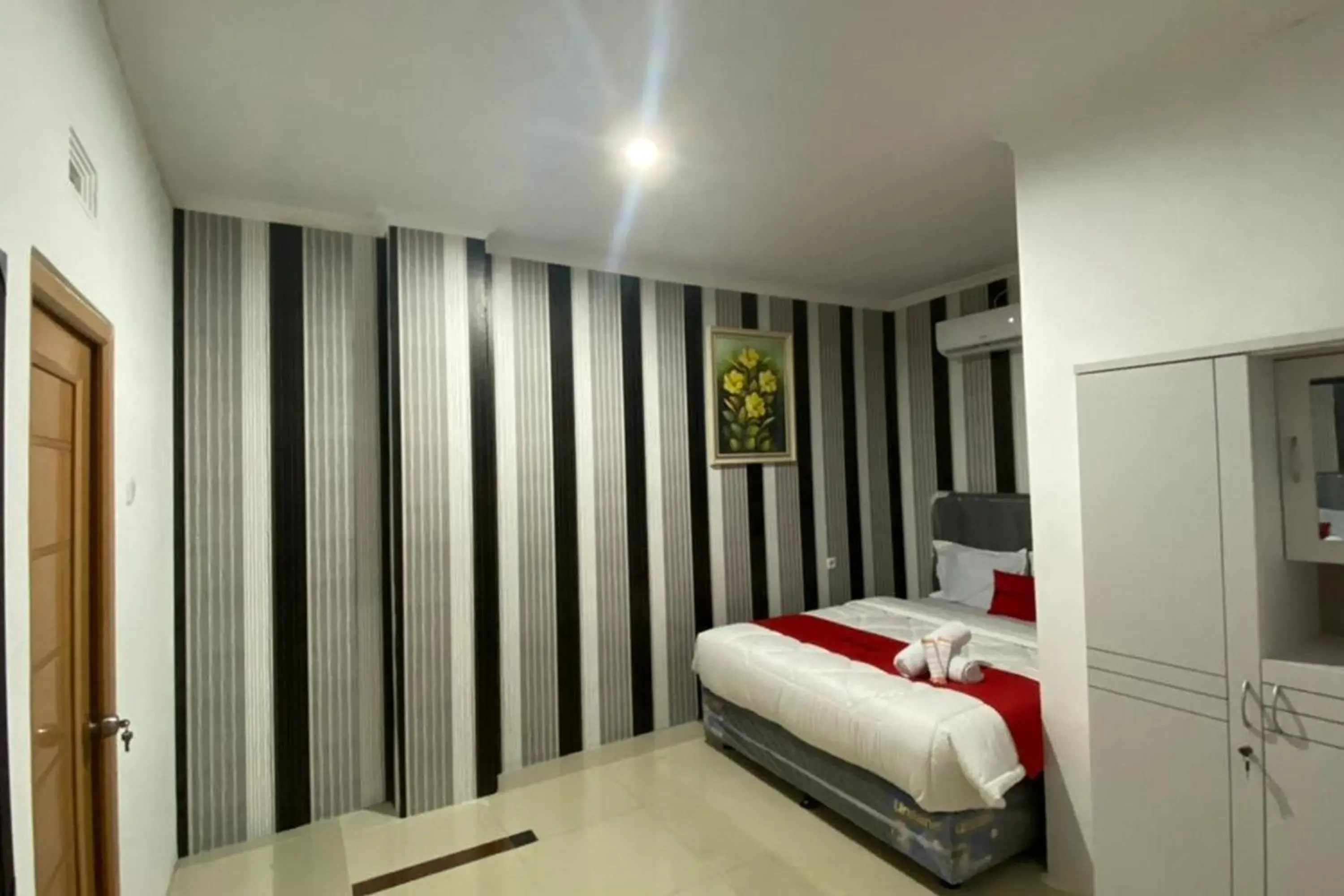 Bed in RedDoorz Plus @ Rawamangun Bed in RedDoorz Plus @ Rawamangun