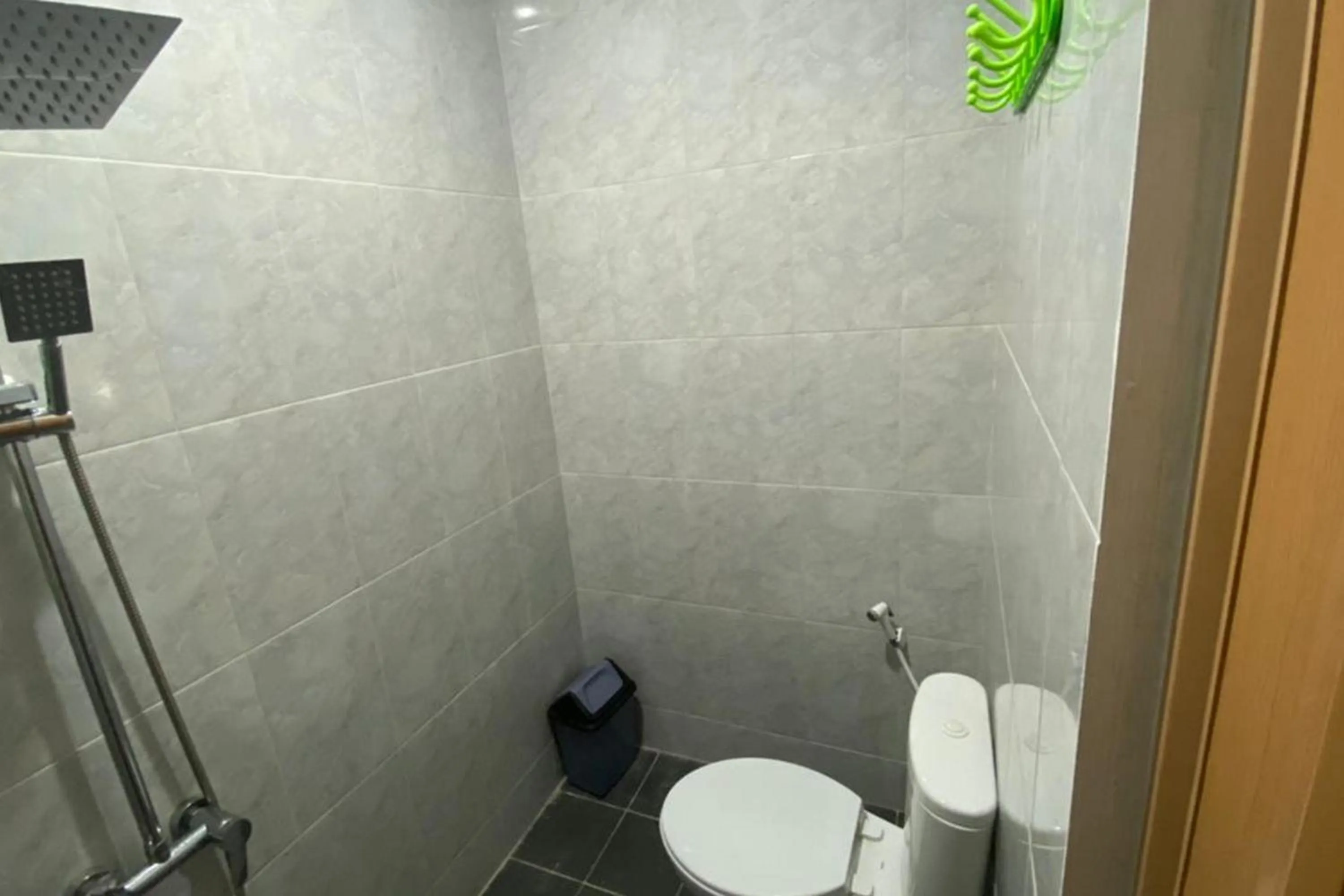 Bathroom in RedDoorz Plus @ Rawamangun