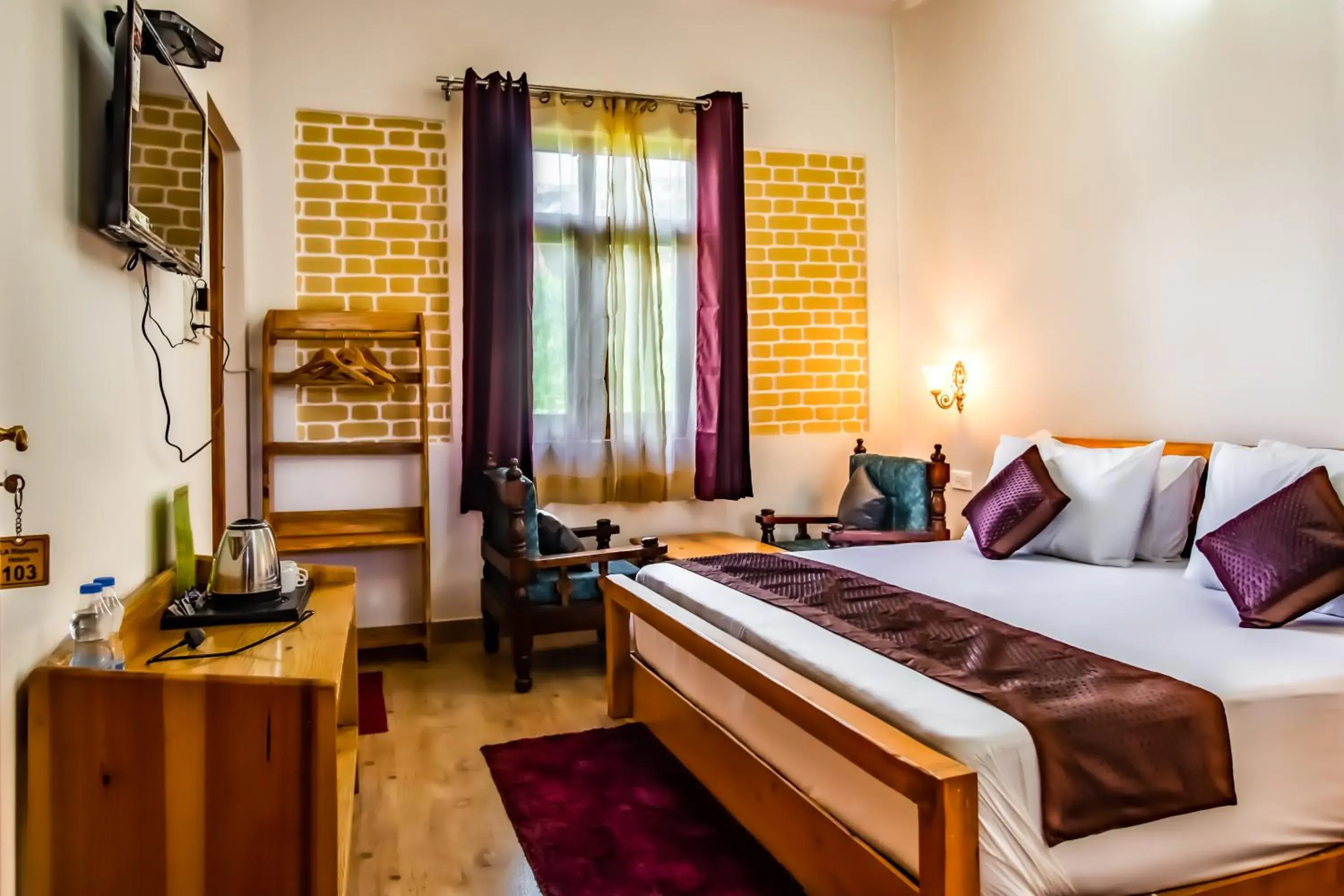 Standard Room with window in LA Riqueza Kanatal - Mountain View Rooms - Best Location - Amazing Food - Close to Jungle Safari & Adventure Activities Standard Room with window in LA Riqueza Kanatal - Mountain View Rooms - Best Location - Amazing Food - Close to Jungle Safari & Adventure Activities