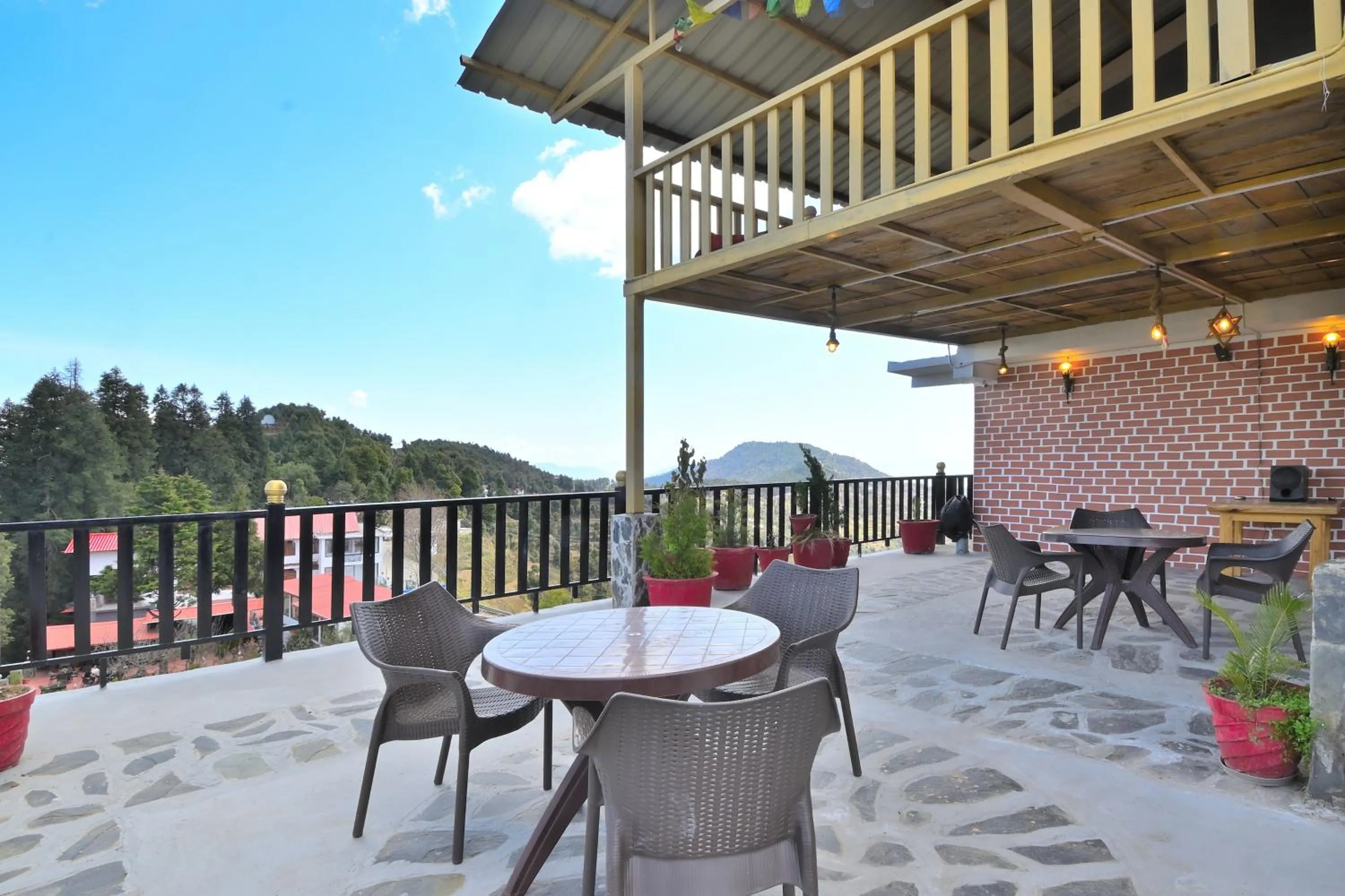 Restaurant/places to eat in LA Riqueza Kanatal - Mountain View Rooms - Best Location - Amazing Food - Close to Jungle Safari & Adventure Activities