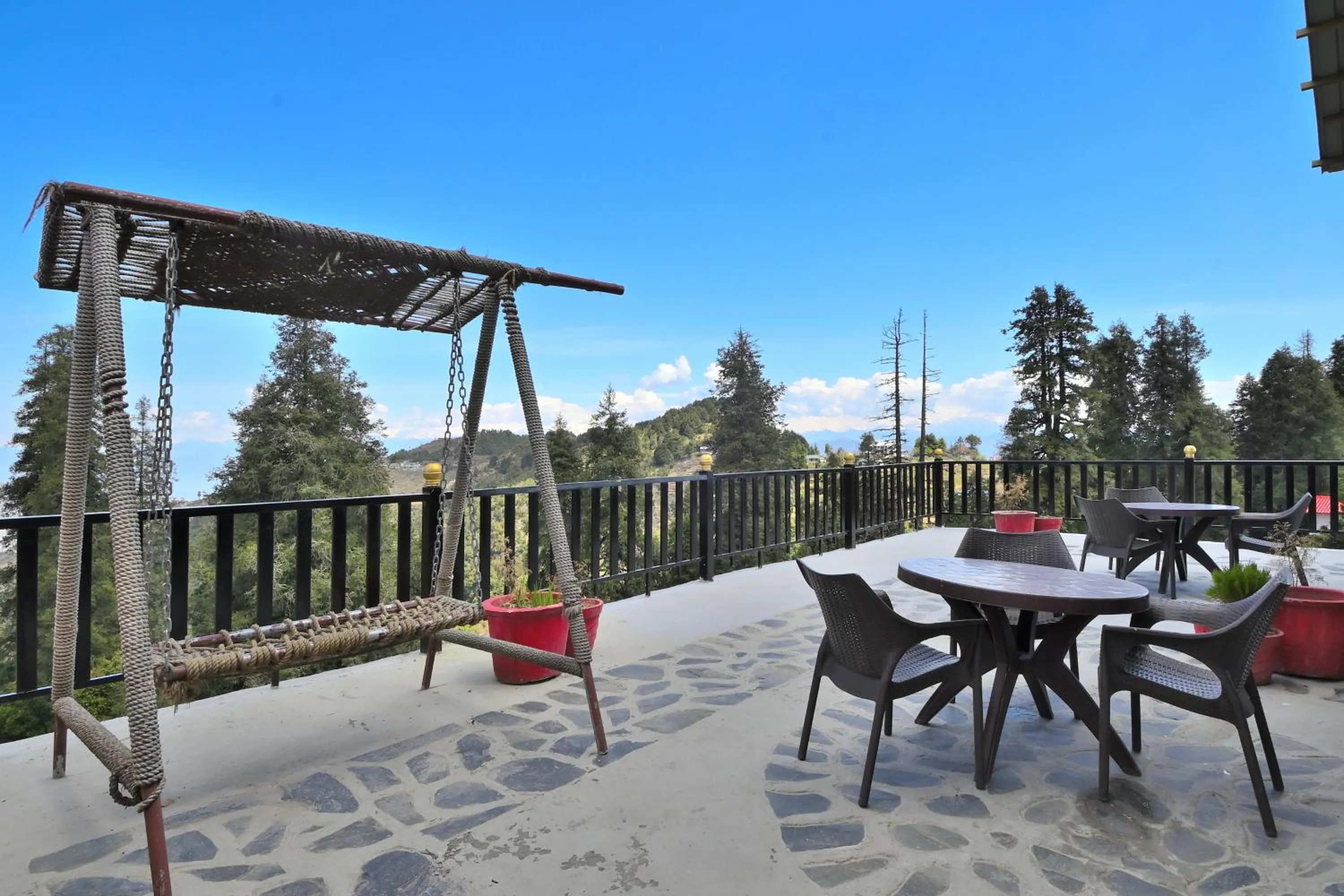 Restaurant/places to eat in LA Riqueza Kanatal - Mountain View Rooms - Best Location - Amazing Food - Close to Jungle Safari & Adventure Activities