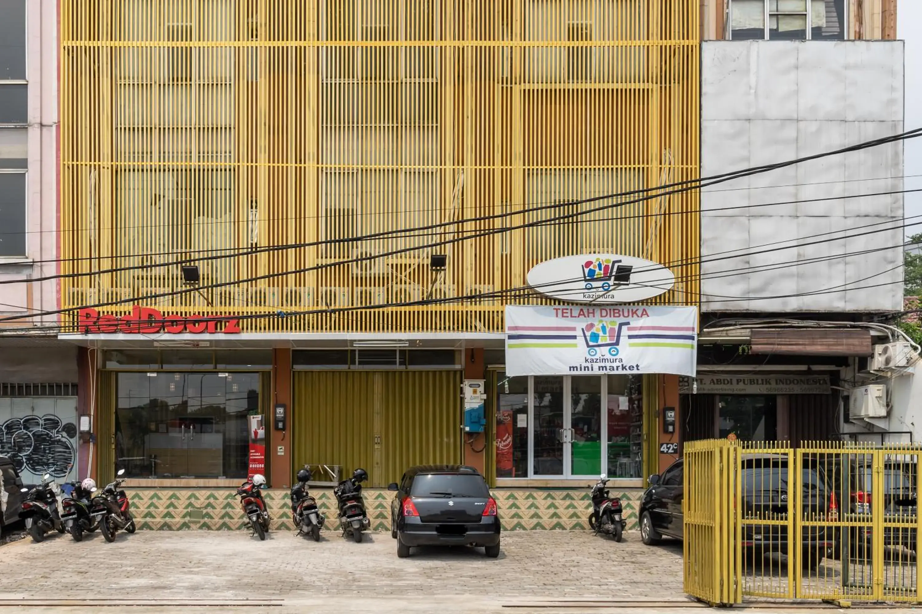 Facade/entrance in RedDoorz Plus Near RS Royal Taruma Grogol Facade/entrance in RedDoorz Plus Near RS Royal Taruma Grogol