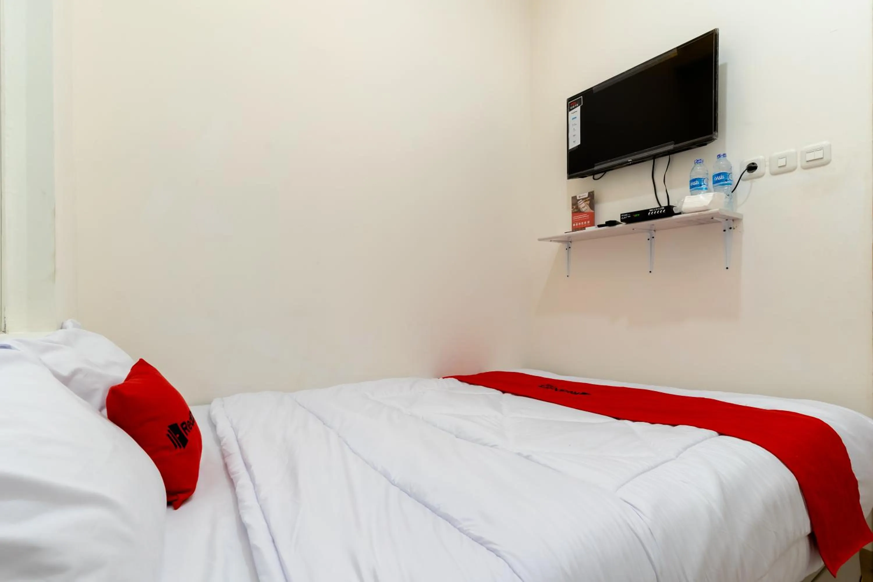 TV and multimedia, Bed in RedDoorz Plus Near RS Royal Taruma Grogol