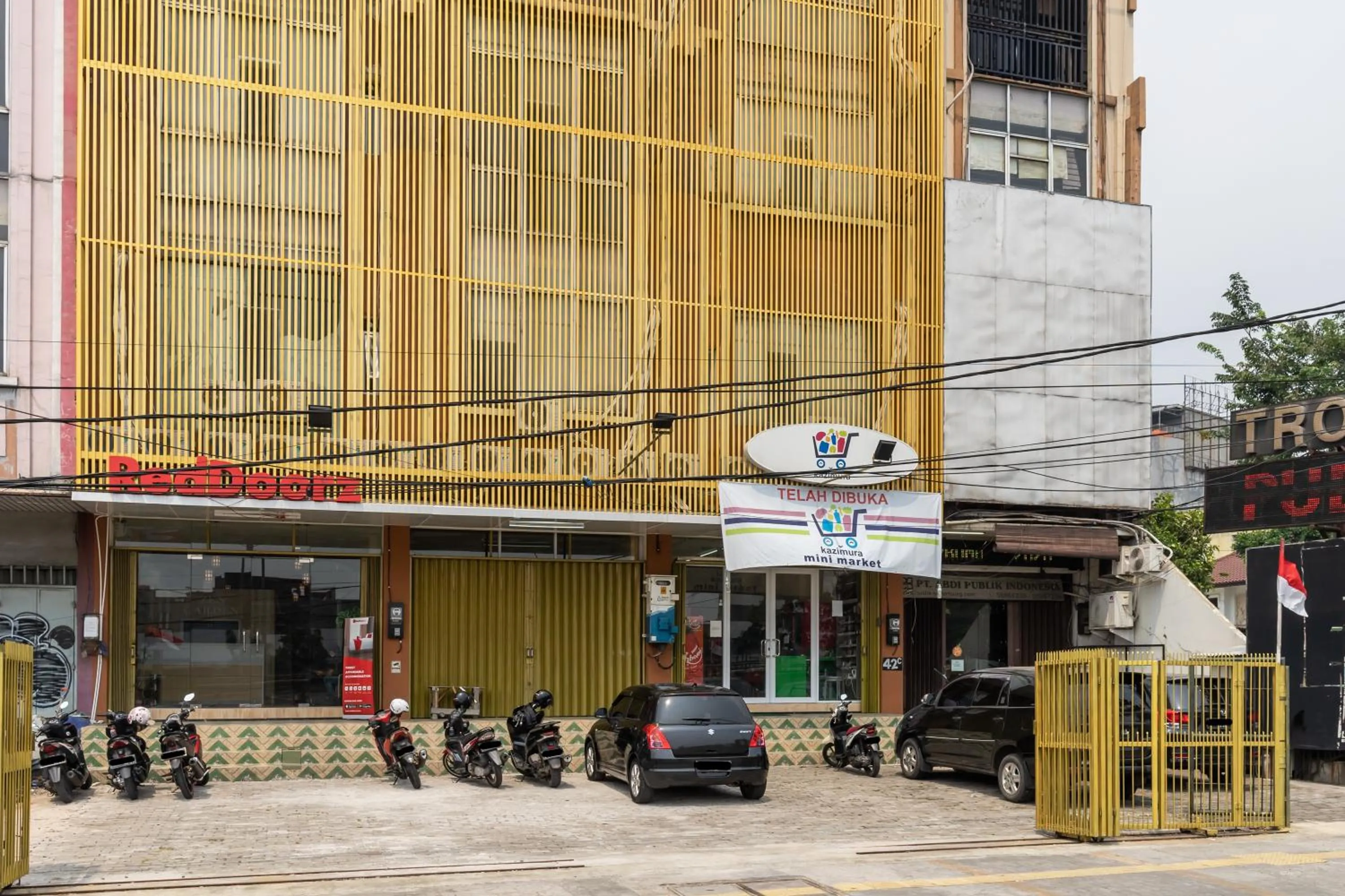 Property building in RedDoorz Plus Near RS Royal Taruma Grogol