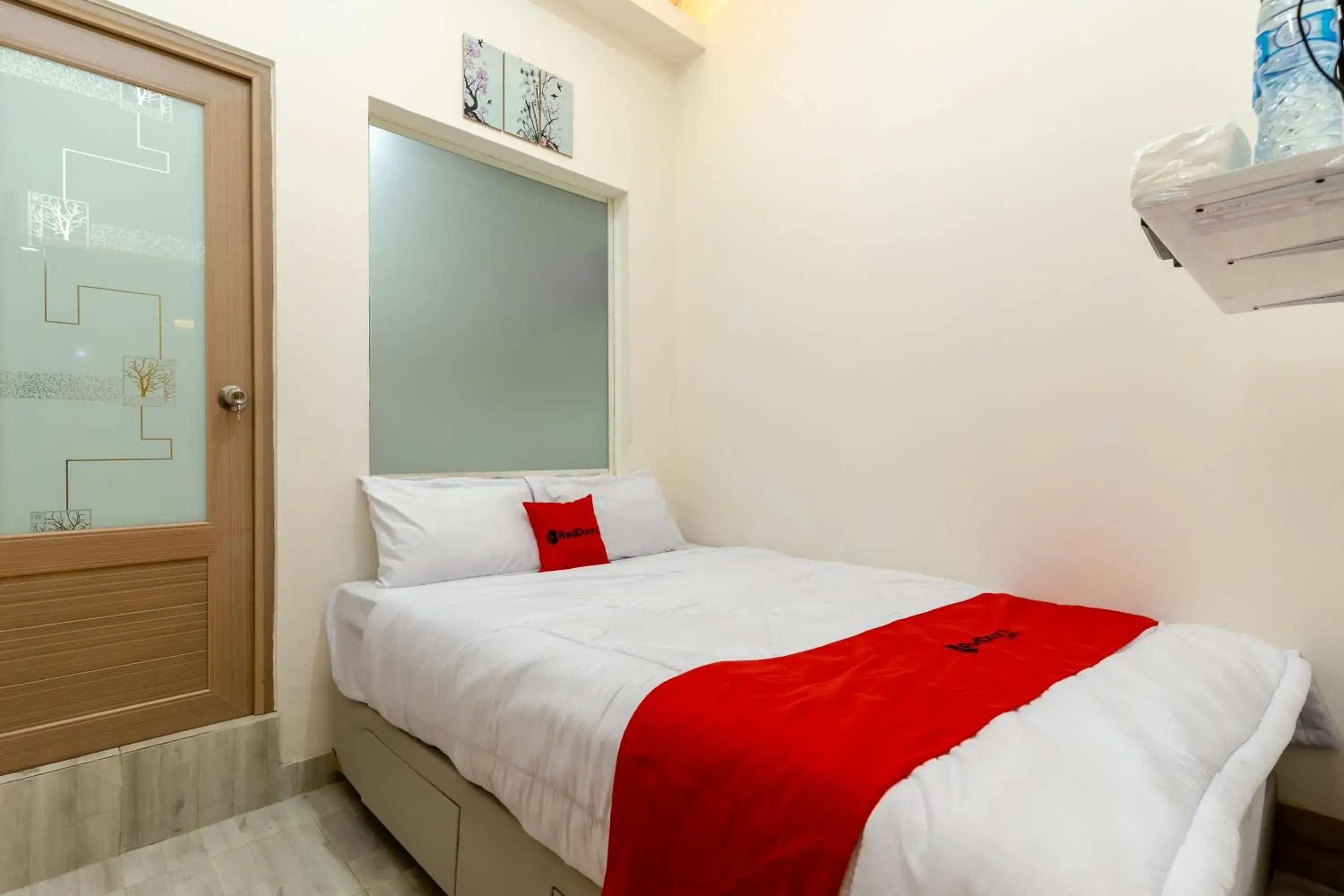 Photo of the whole room, Bed in RedDoorz Plus Near RS Royal Taruma Grogol Photo of the whole room, Bed in RedDoorz Plus Near RS Royal Taruma Grogol