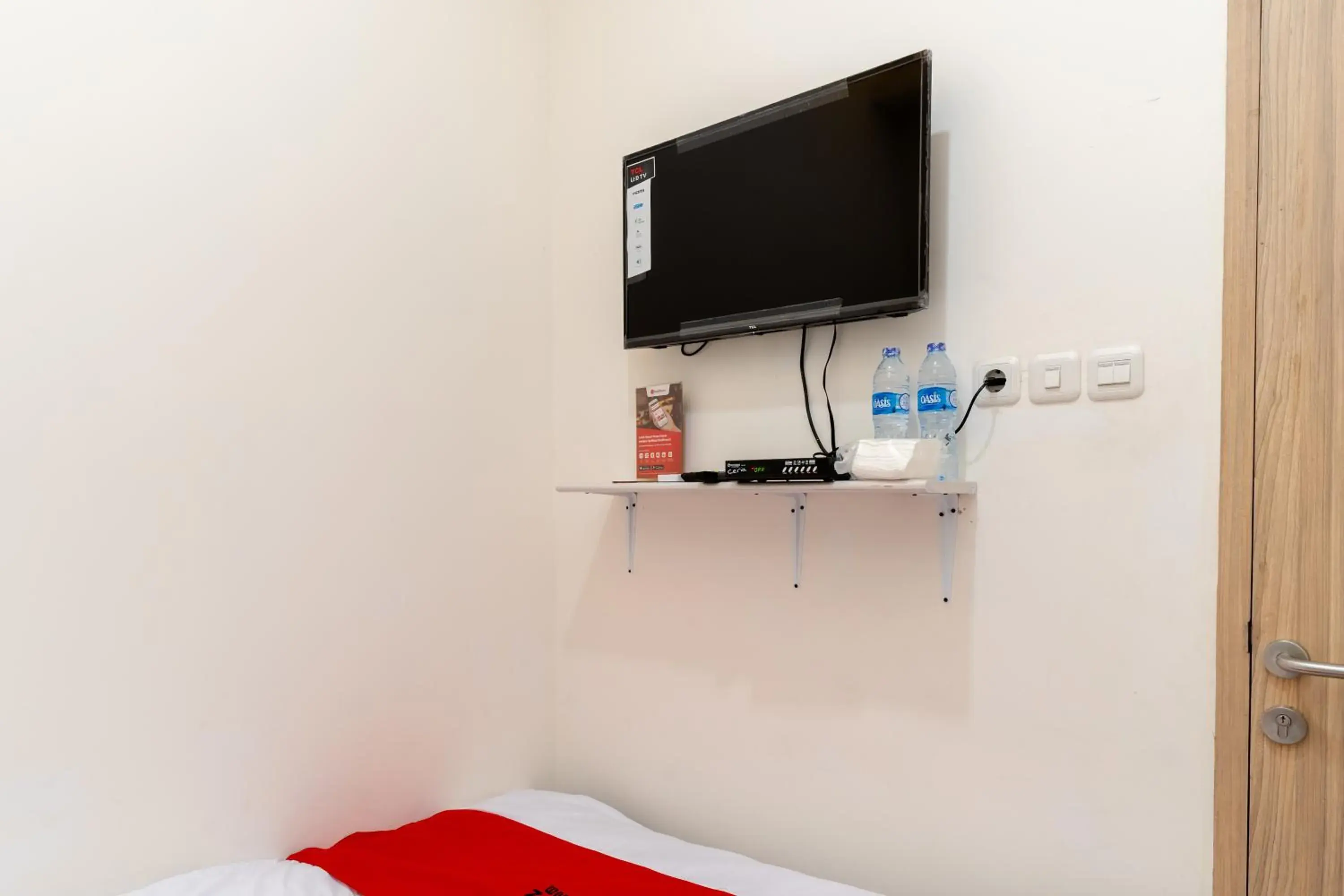 TV and multimedia, Bed in RedDoorz Plus Near RS Royal Taruma Grogol TV and multimedia, Bed in RedDoorz Plus Near RS Royal Taruma Grogol