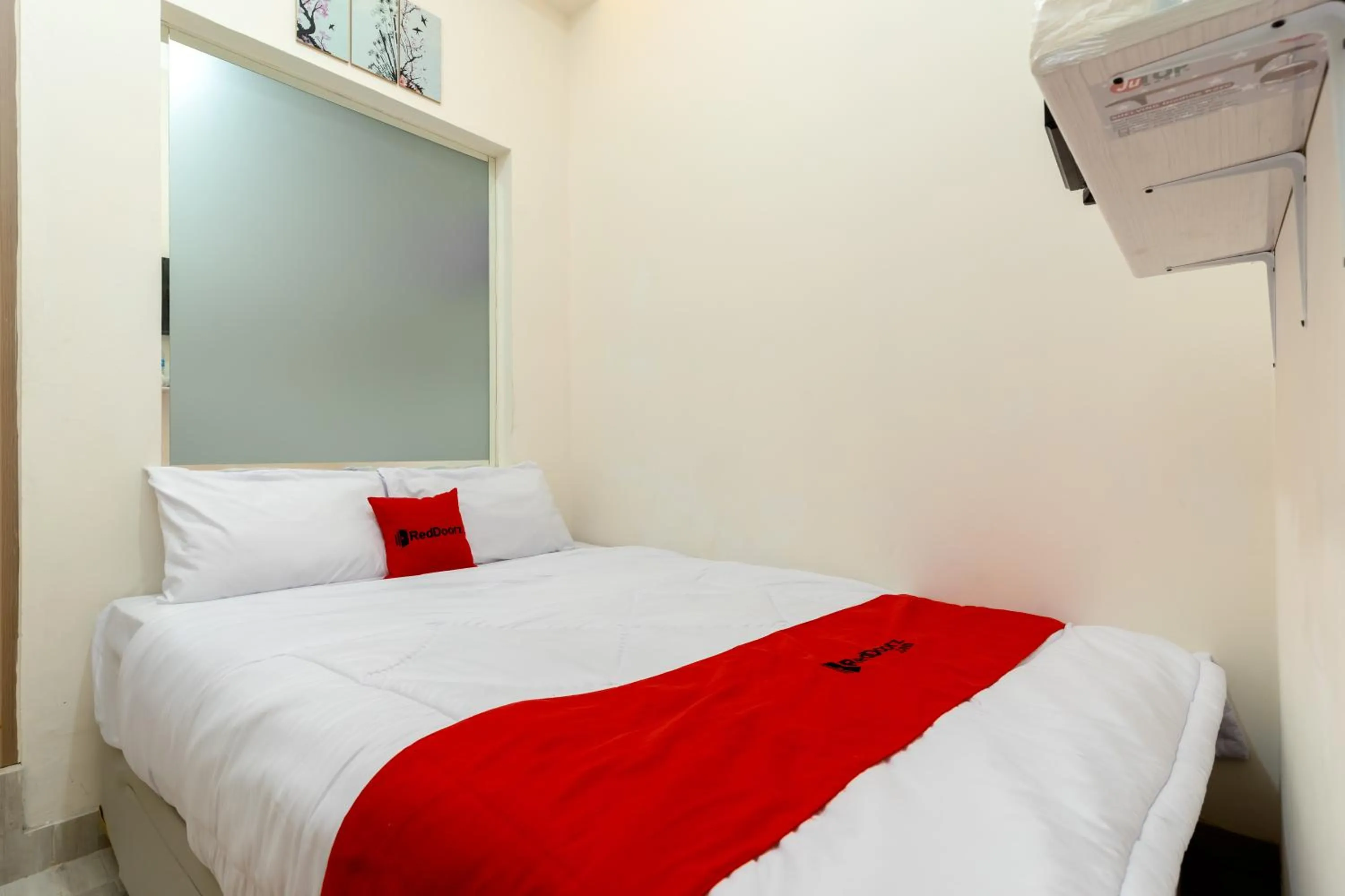 Photo of the whole room, Bed in RedDoorz Plus Near RS Royal Taruma Grogol