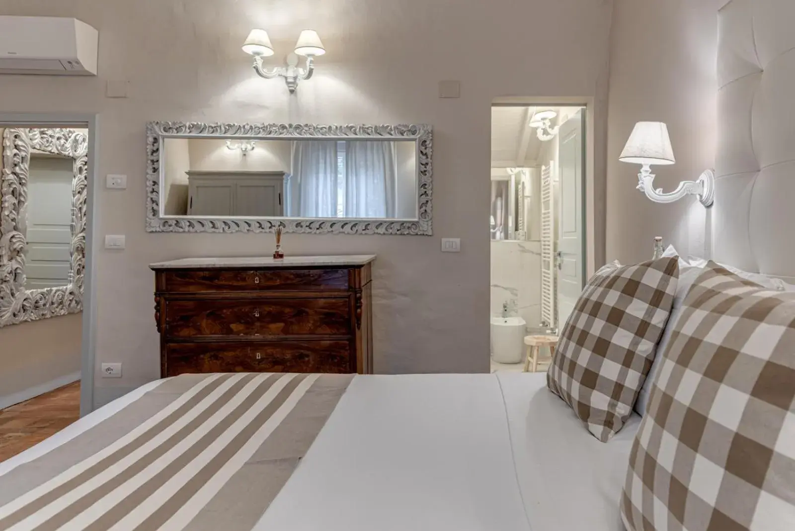 King Quadruple Room in b&b BORGO CAPITANO COLLECTION Albergo diffuso - Centro Storico King Quadruple Room in b&b BORGO CAPITANO COLLECTION Albergo diffuso - Centro Storico