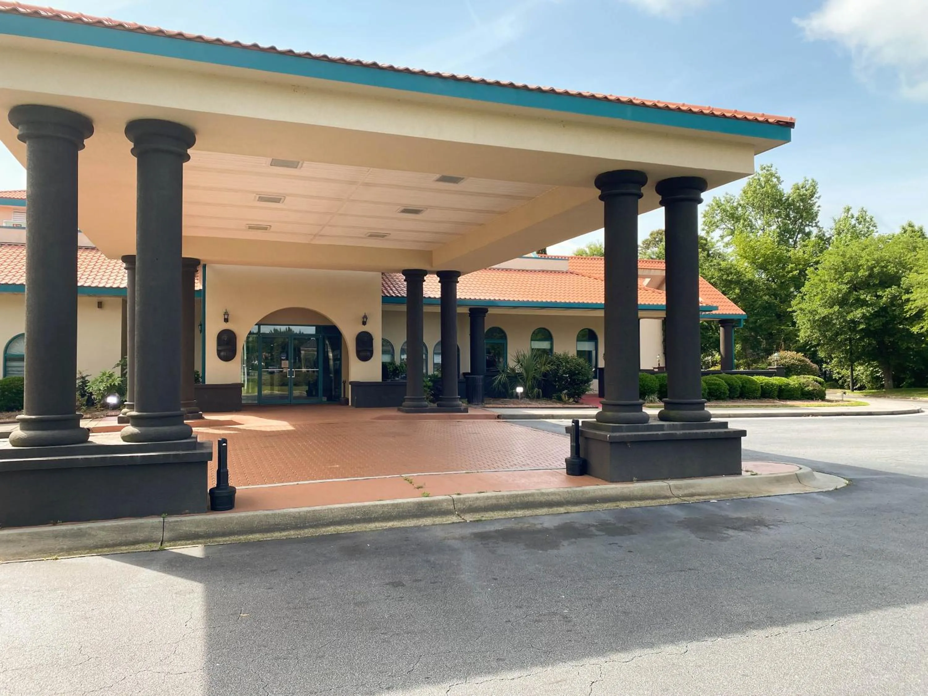 Property building in Motel 6 Savannah GA Gateway & I95