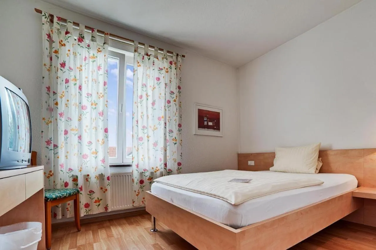 Bedroom, Bed in Hotel Villa Martino - zum Hirsch