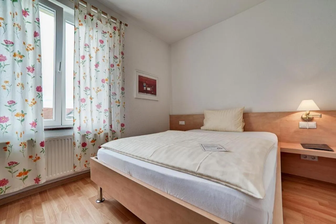 Bedroom, Bed in Hotel Villa Martino - zum Hirsch