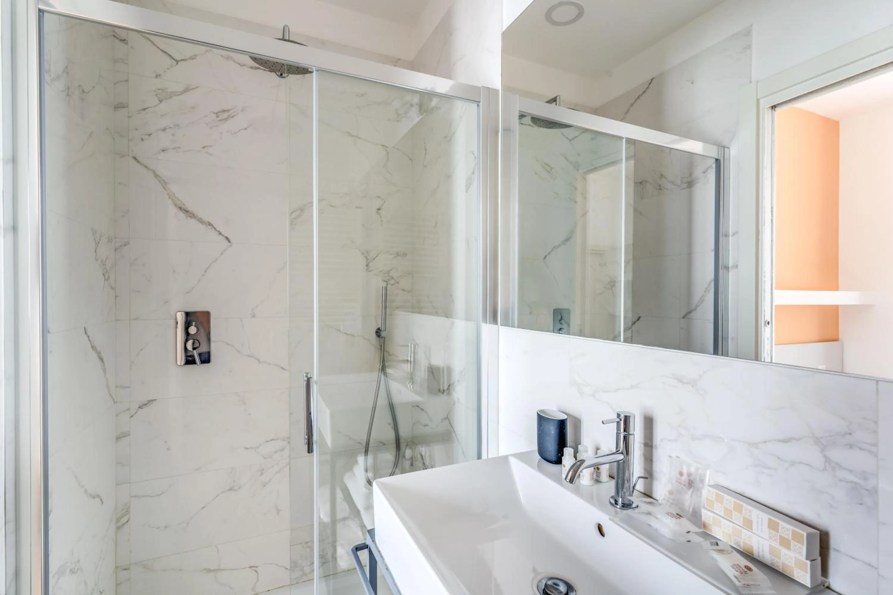 Bathroom in Le Angioine Rooms