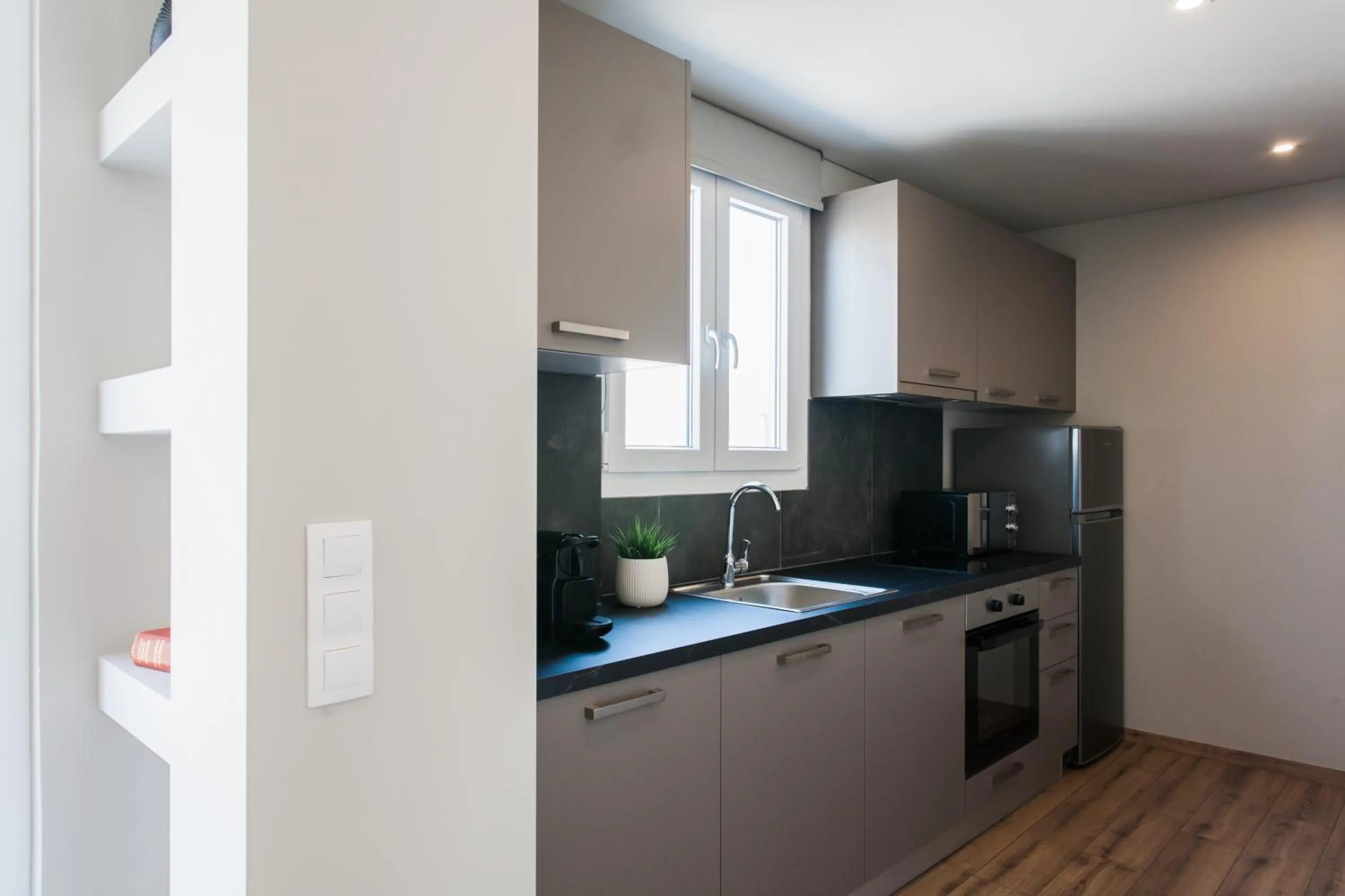 Kitchen or kitchenette in WYZ Athens Apartments by UPSTREET