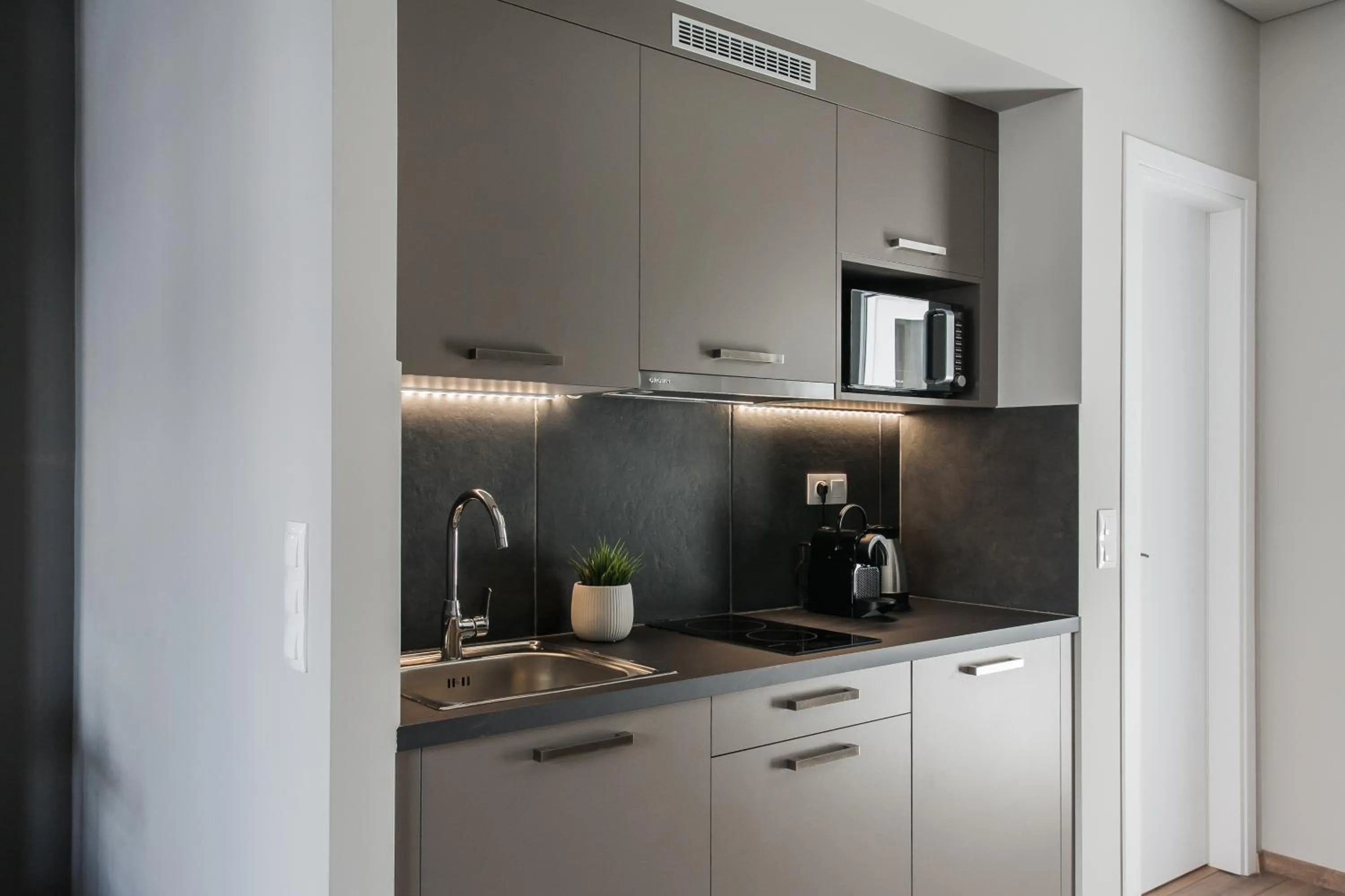 Kitchen or kitchenette in WYZ Athens Apartments by UPSTREET