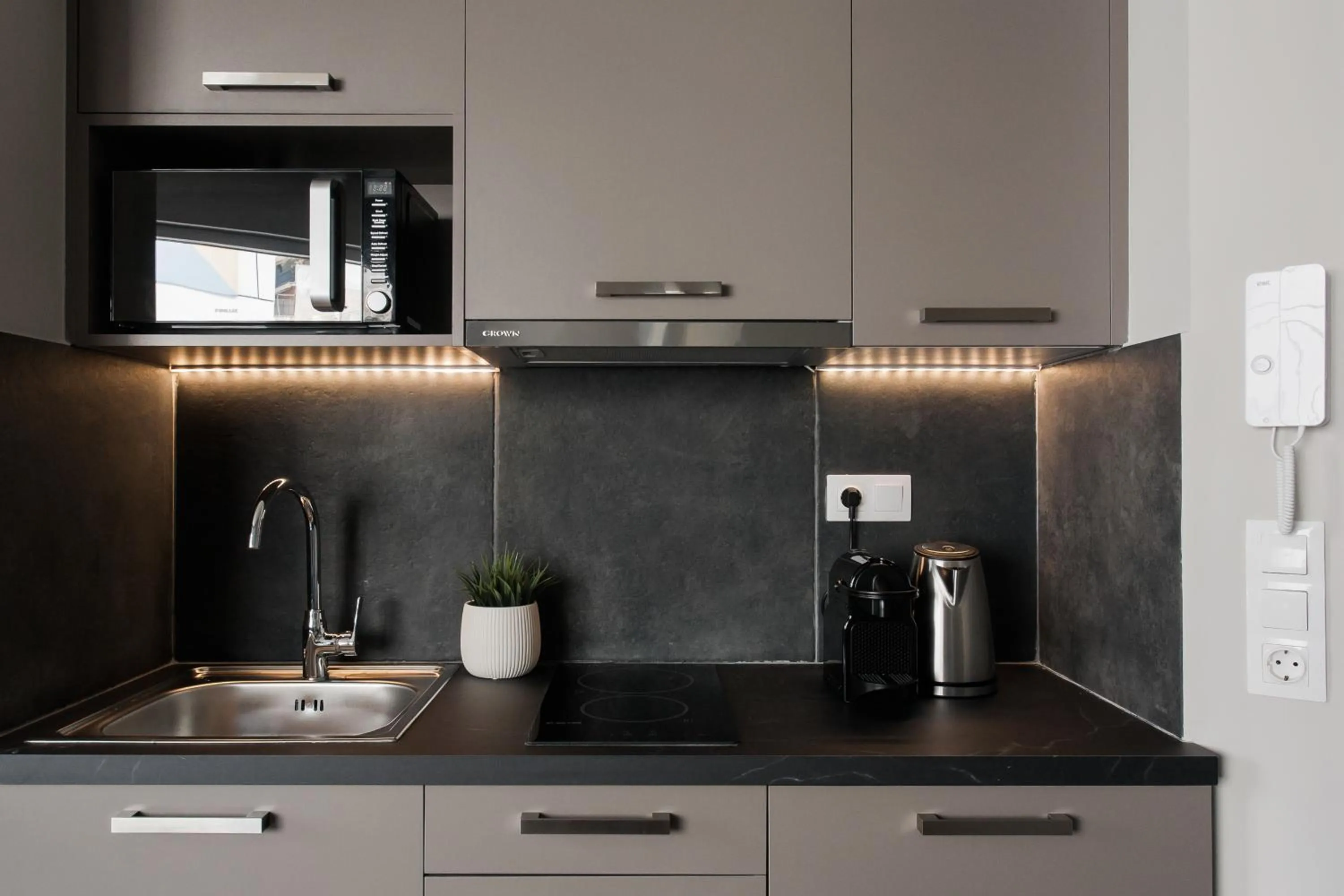 Coffee/tea facilities in WYZ Athens Apartments by UPSTREET