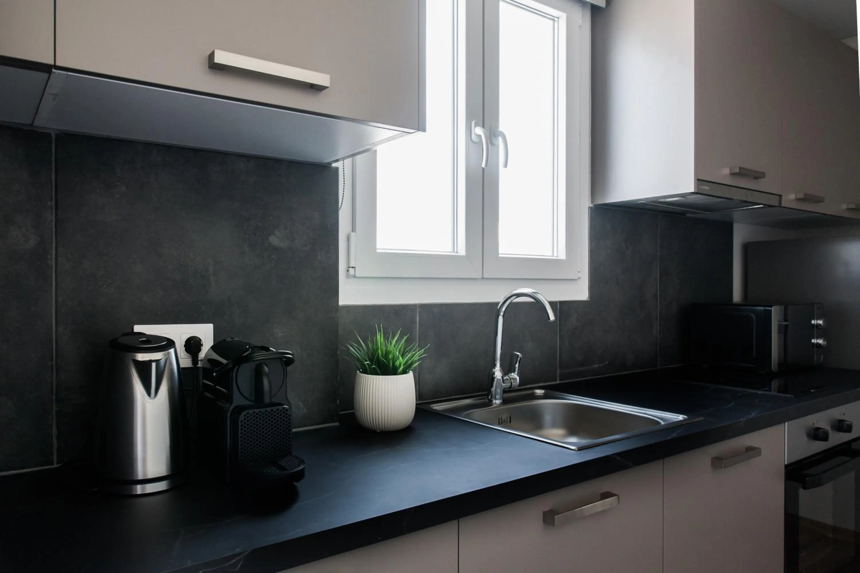 Coffee/tea facilities in WYZ Athens Apartments by UPSTREET