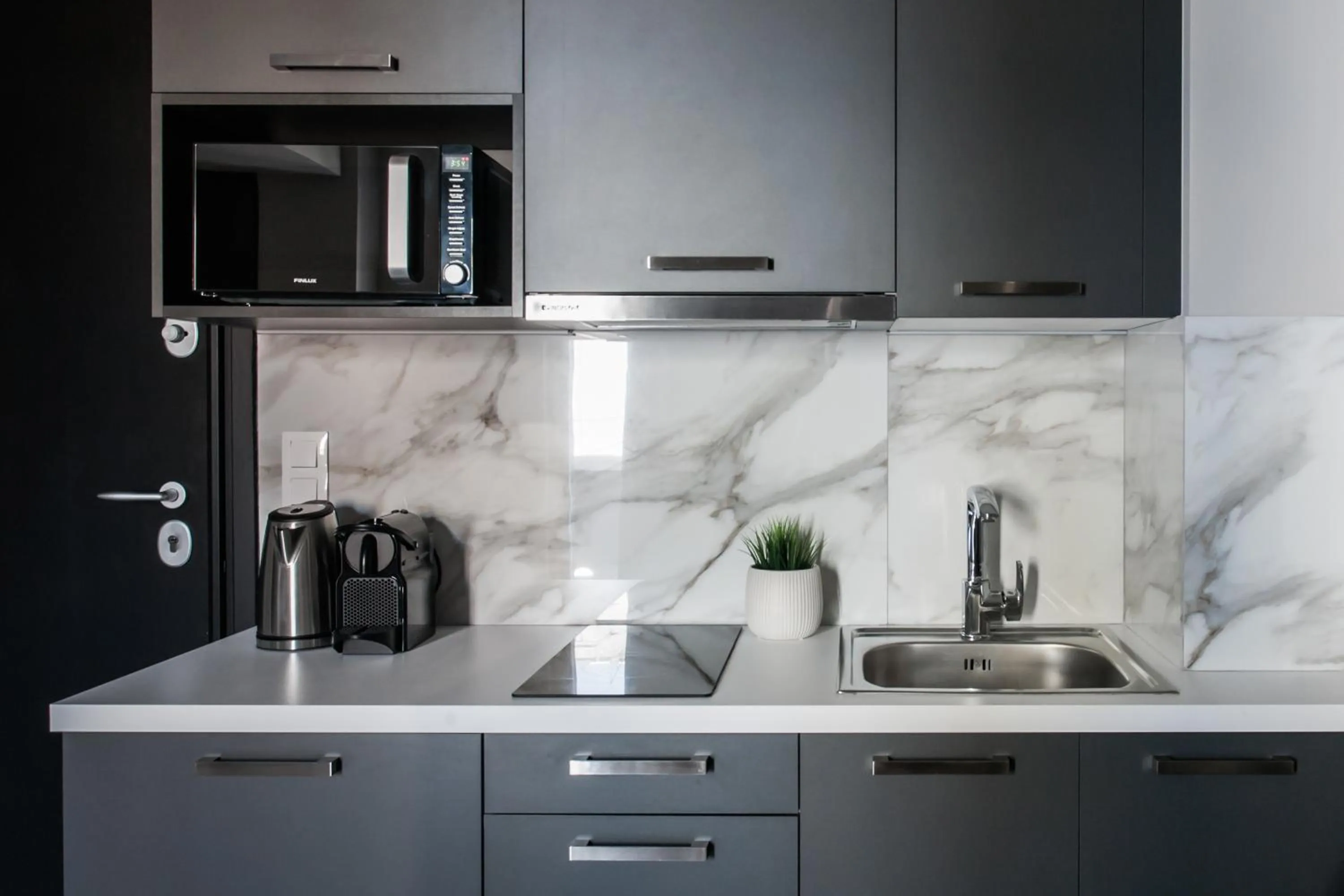 Coffee/tea facilities in WYZ Athens Apartments by UPSTREET