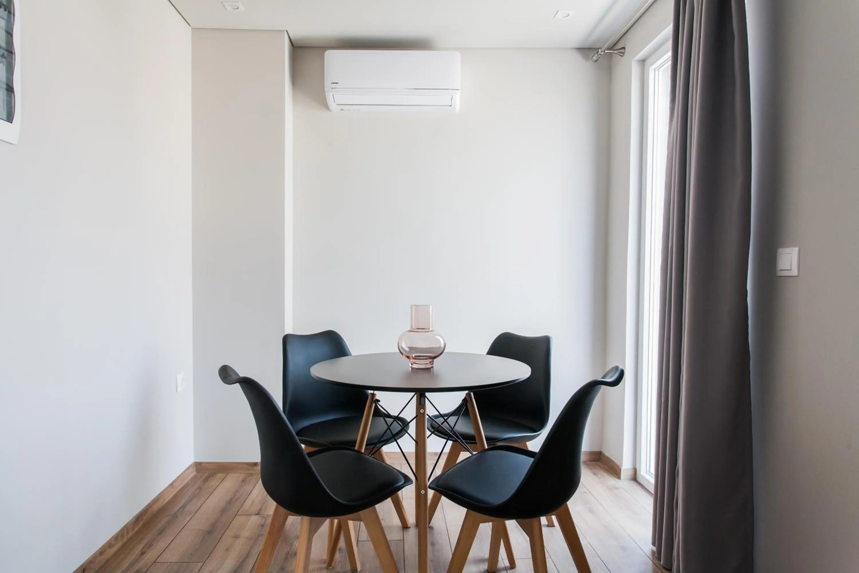 Dining area in WYZ Athens Apartments by UPSTREET