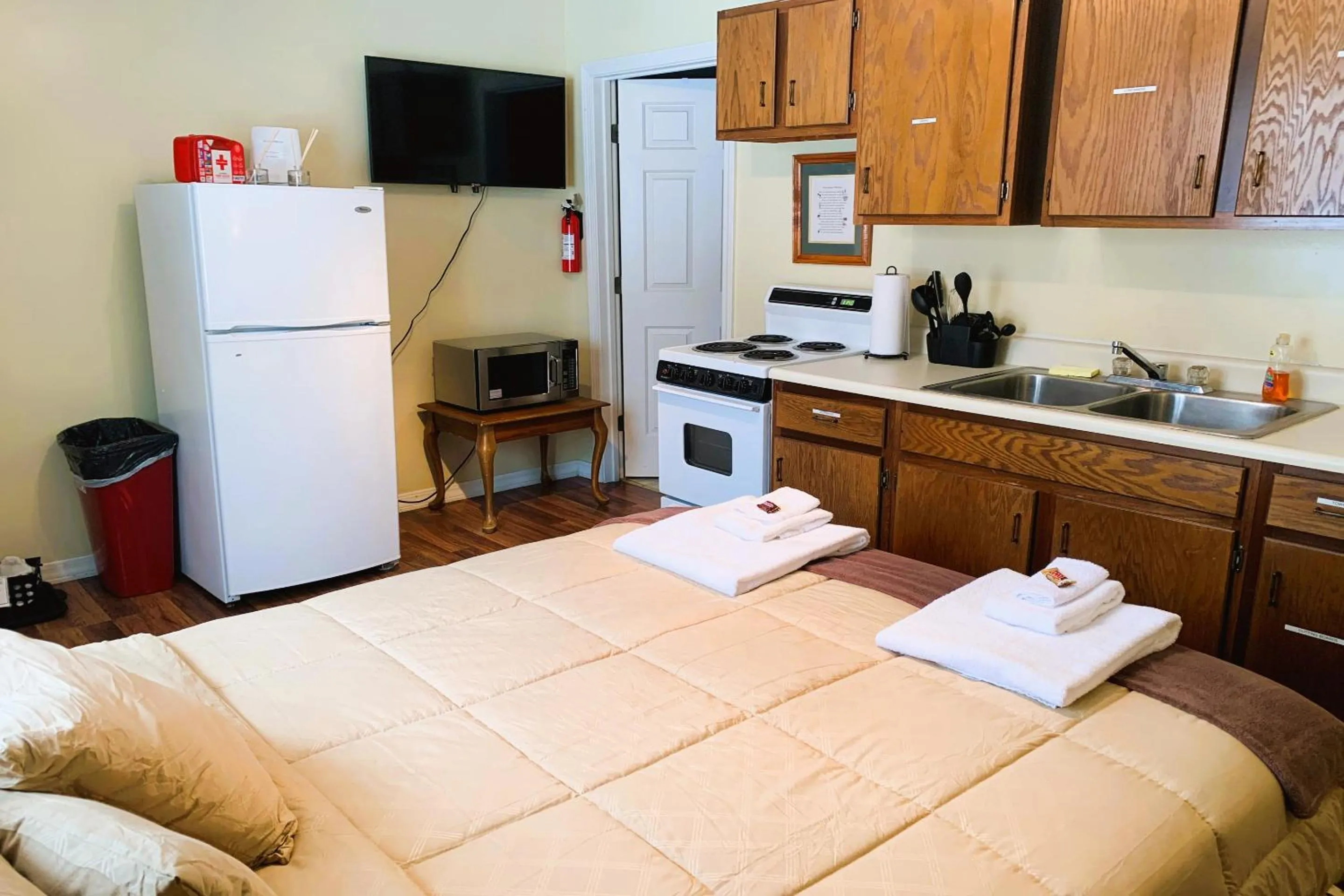 Bedroom, Bed in Love Hotels St John River by OYO at Fort Kent ME