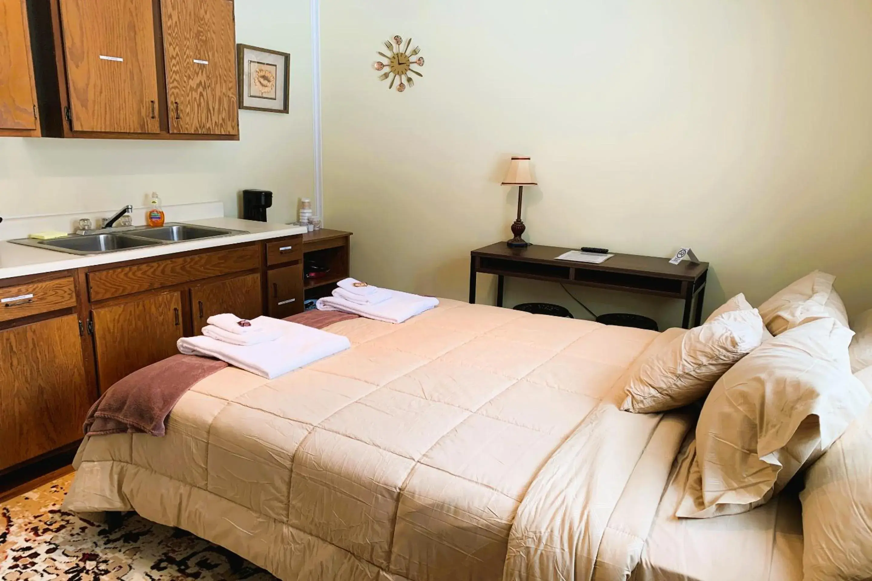 Queen Bed Riverfront Cottage with Kitchenette in Love Hotels St John River by OYO at Fort Kent ME Queen Bed Riverfront Cottage with Kitchenette in Love Hotels St John River by OYO at Fort Kent ME