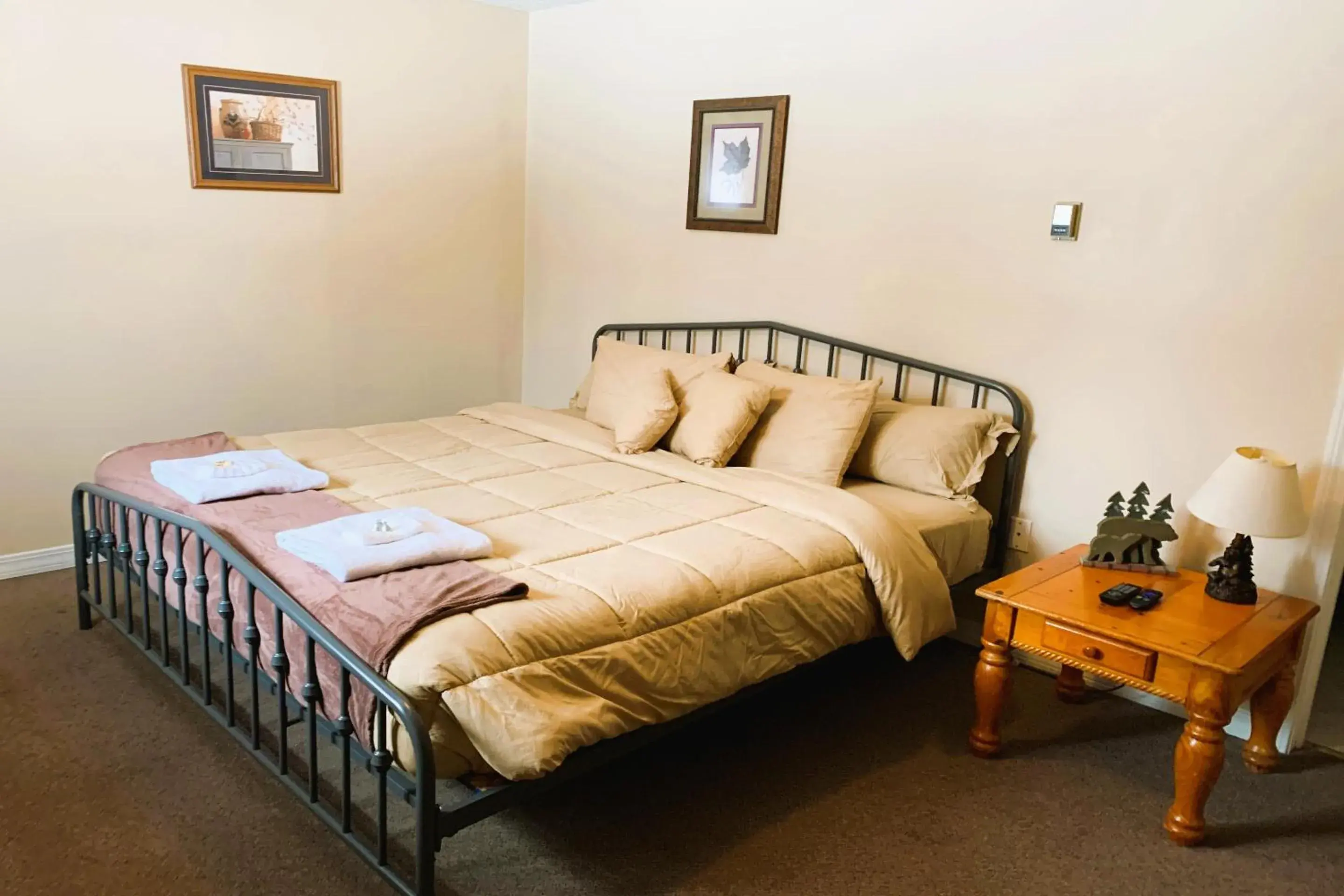 King Bed Riverfront Efficiency in Love Hotels St John River by OYO at Fort Kent ME King Bed Riverfront Efficiency in Love Hotels St John River by OYO at Fort Kent ME