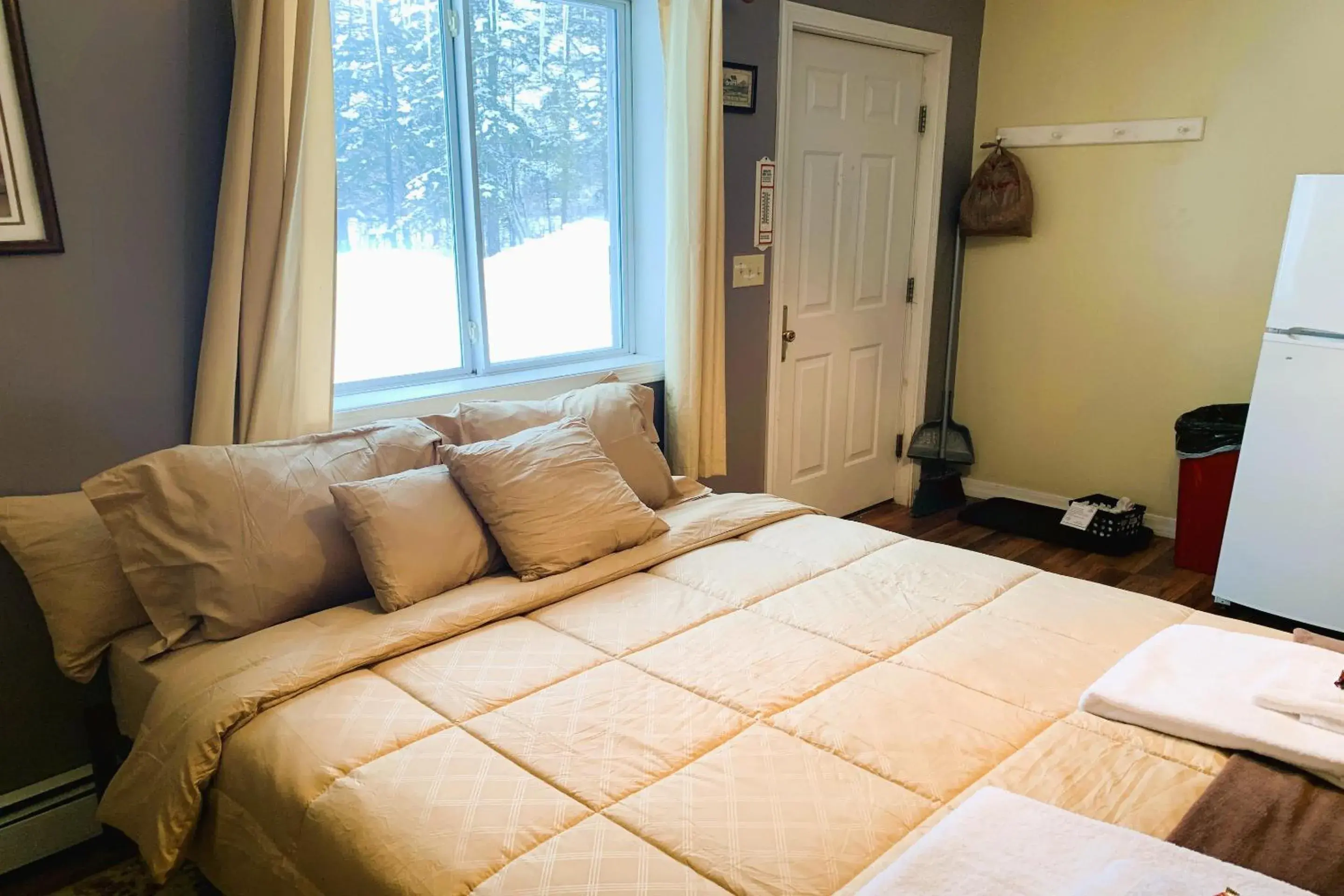 King Bed Riverfront Suite with Kitchenette in Love Hotels St John River by OYO at Fort Kent ME King Bed Riverfront Suite with Kitchenette in Love Hotels St John River by OYO at Fort Kent ME