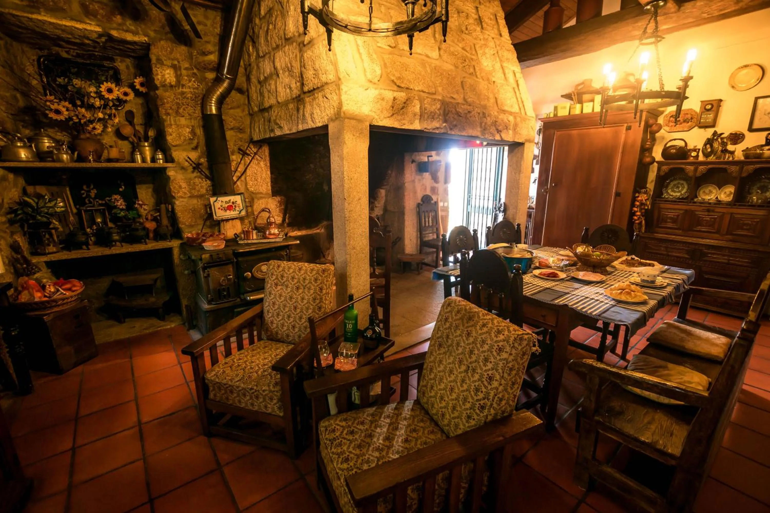 Communal kitchen in Solar dos Carvalhos