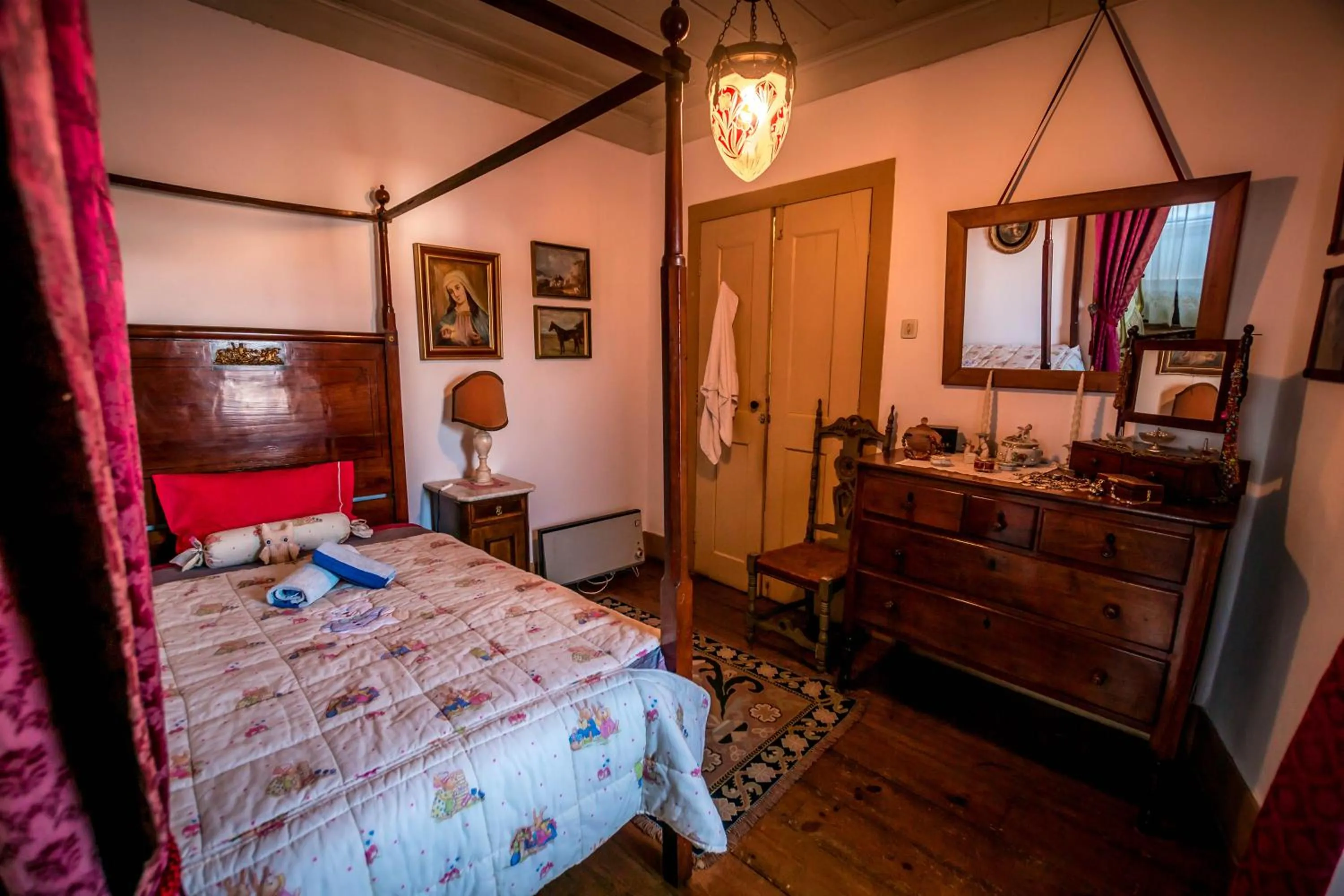 Photo of the whole room in Solar dos Carvalhos