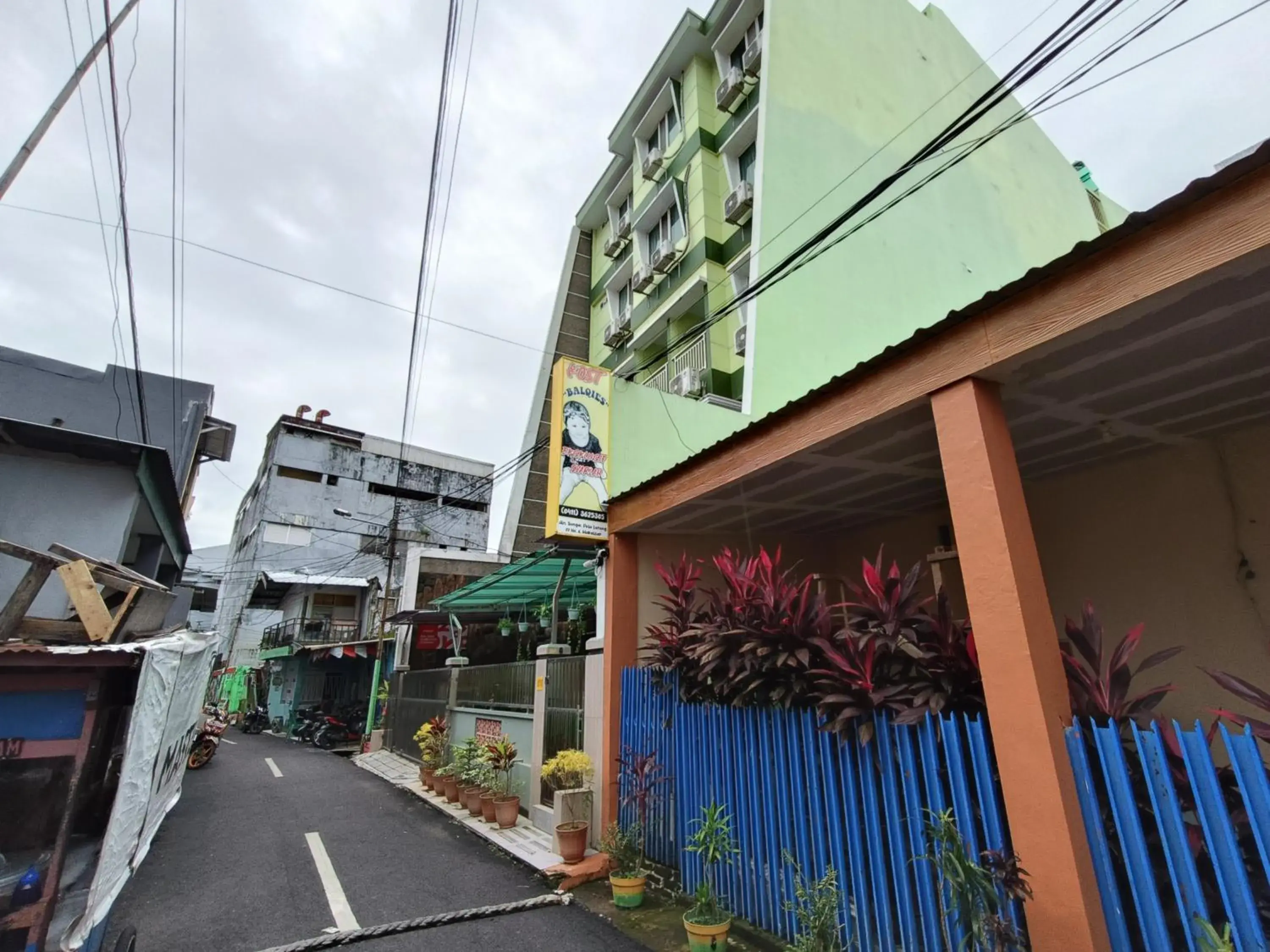 Property building in Balqies Homestay Syariah Makassar Mitra RedDoorz Property building in Balqies Homestay Syariah Makassar Mitra RedDoorz