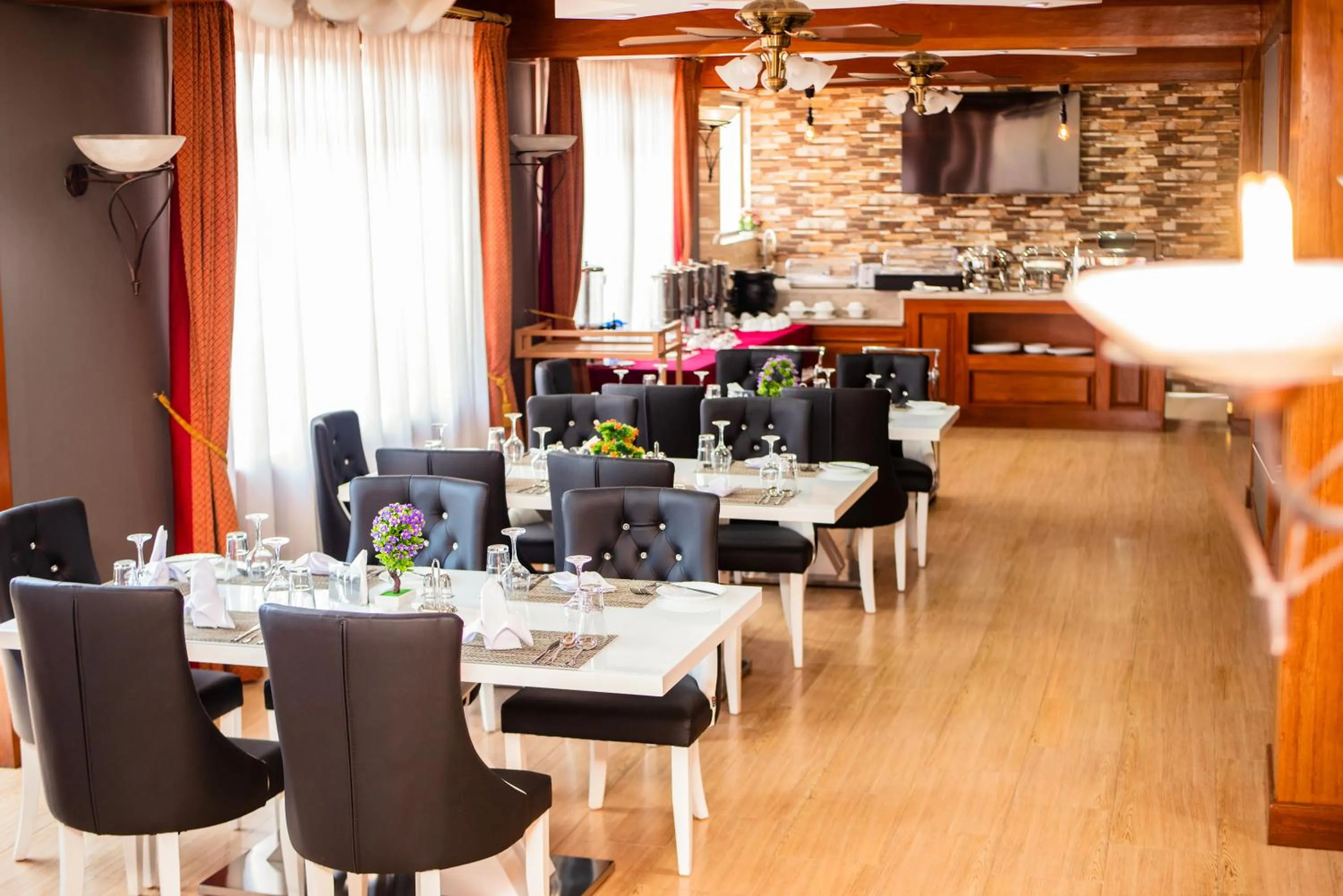 Restaurant/places to eat in LEYSHOF HOTEL