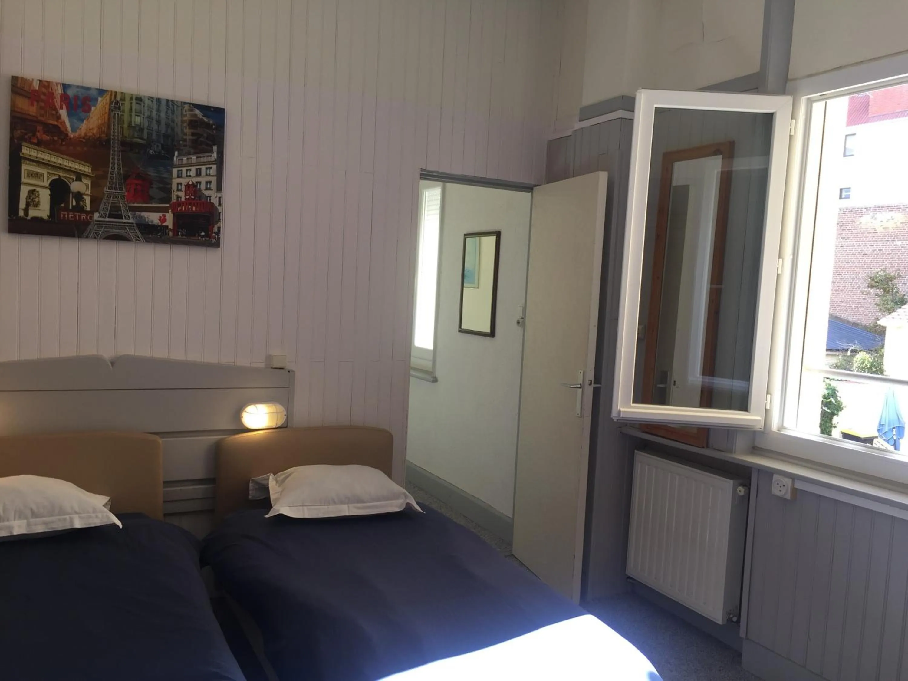 Shower, Bed in AUBERGE RIVA BELLA