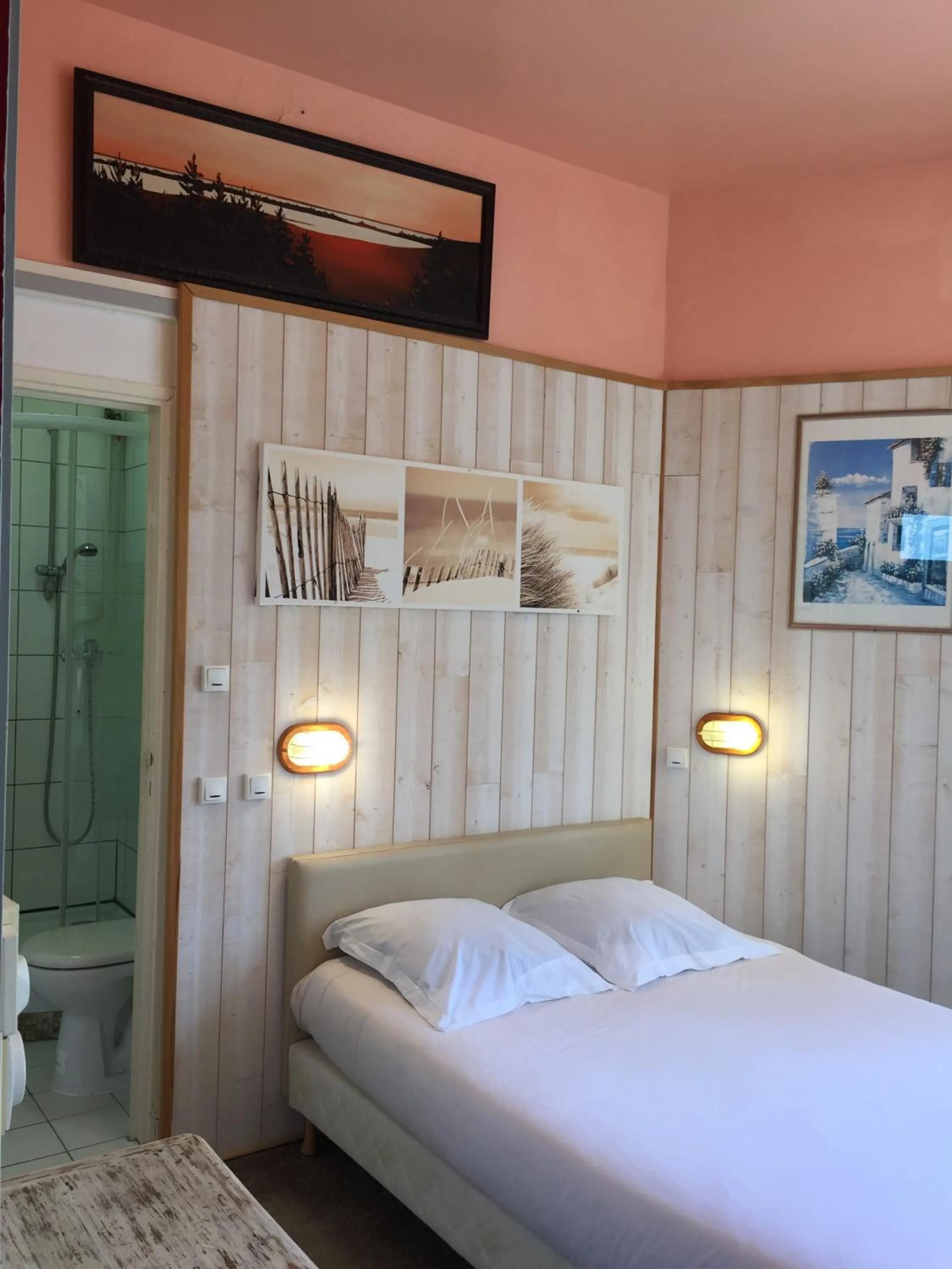 Shower, Bed in AUBERGE RIVA BELLA