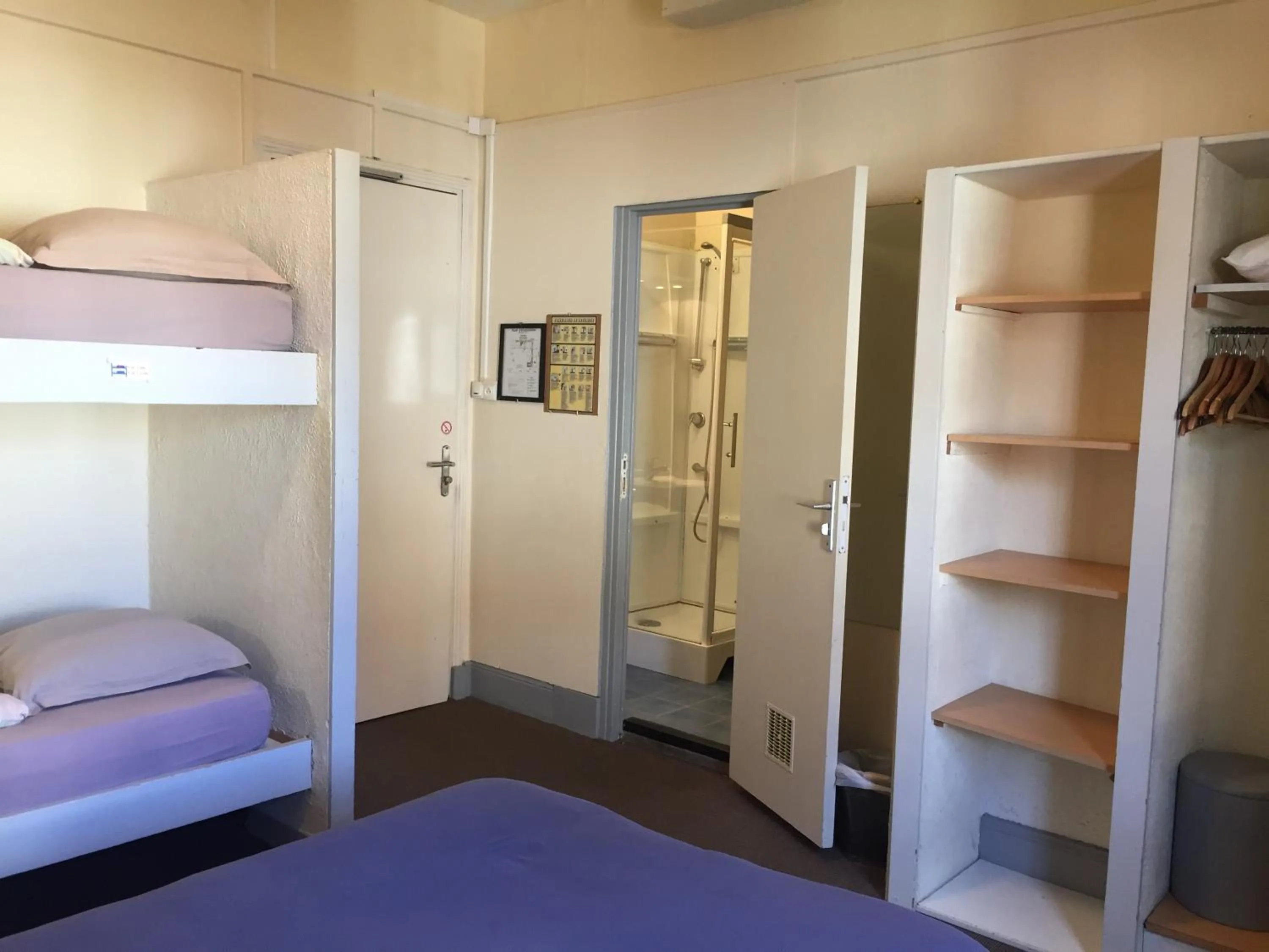 Shower, Bed in AUBERGE RIVA BELLA